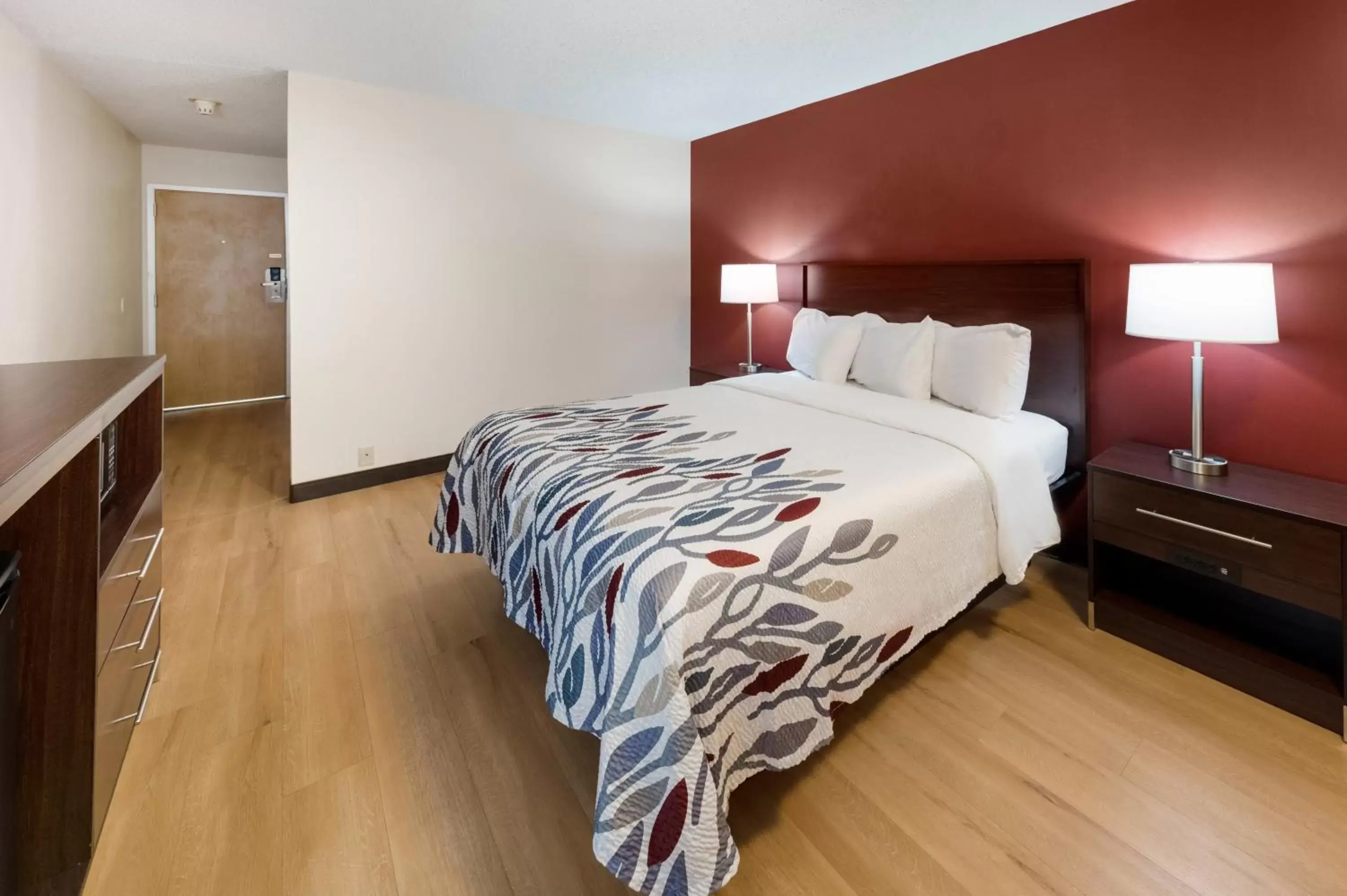 Photo of the whole room, Bed in Red Roof Inn Fort Wayne