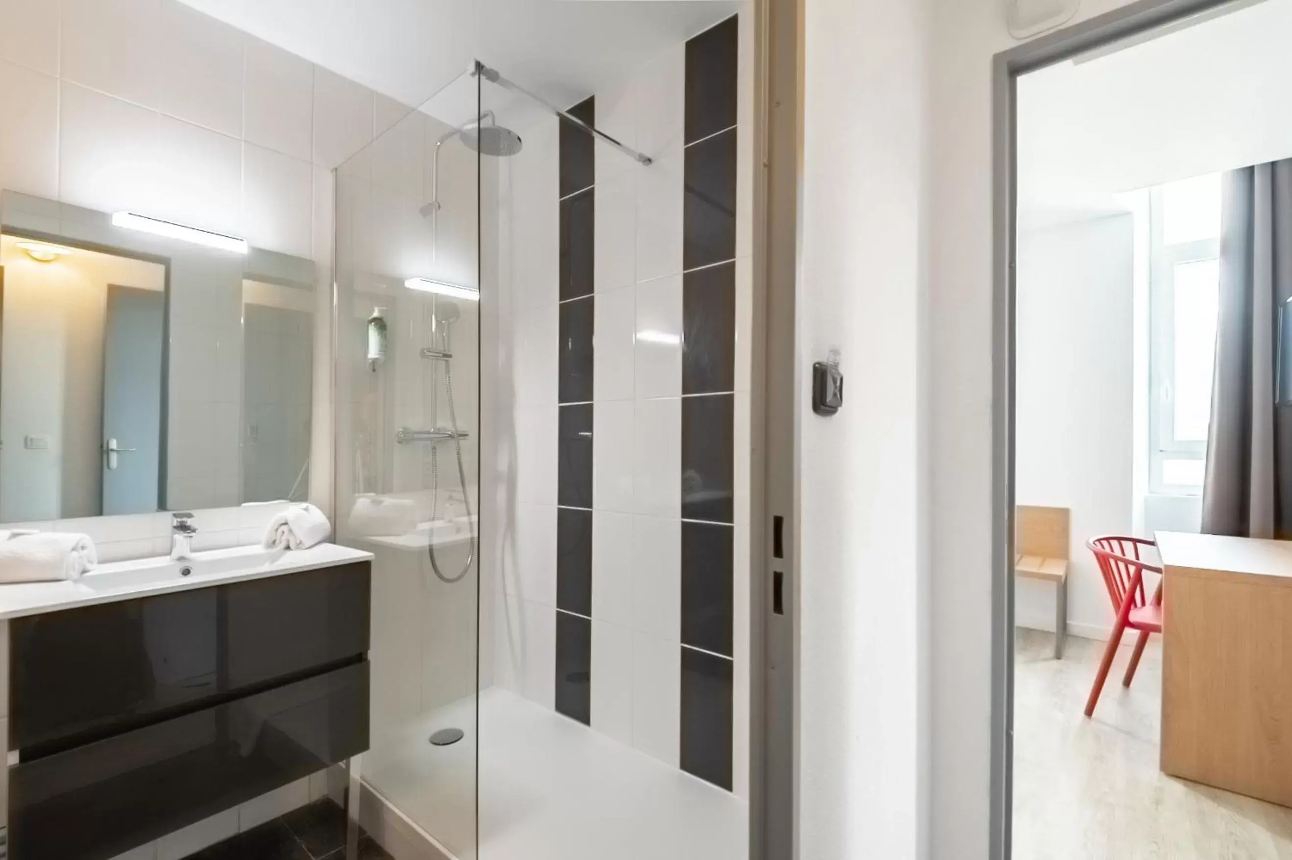 Shower, Bathroom in Residhotel Le Central'Gare