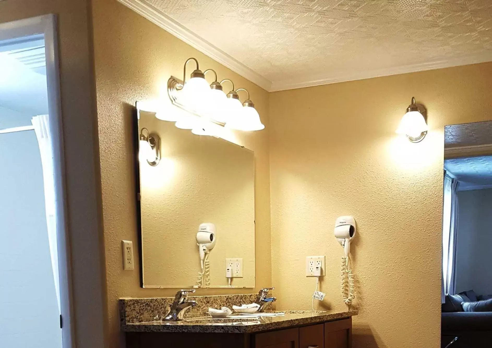 Shower, Bathroom in Bristlecone Motel