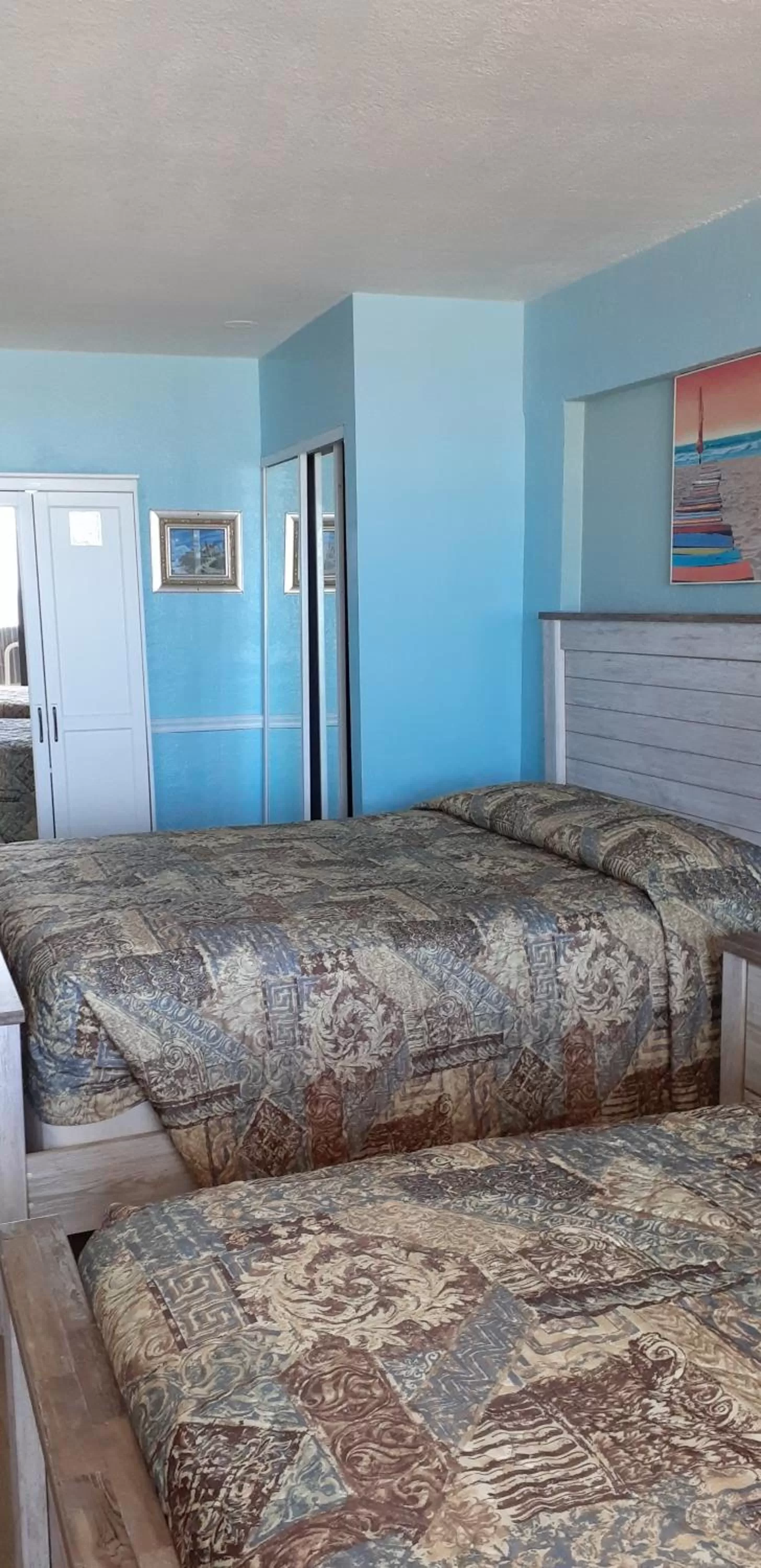 Bed in Daytona Beach Hawaiian Inn