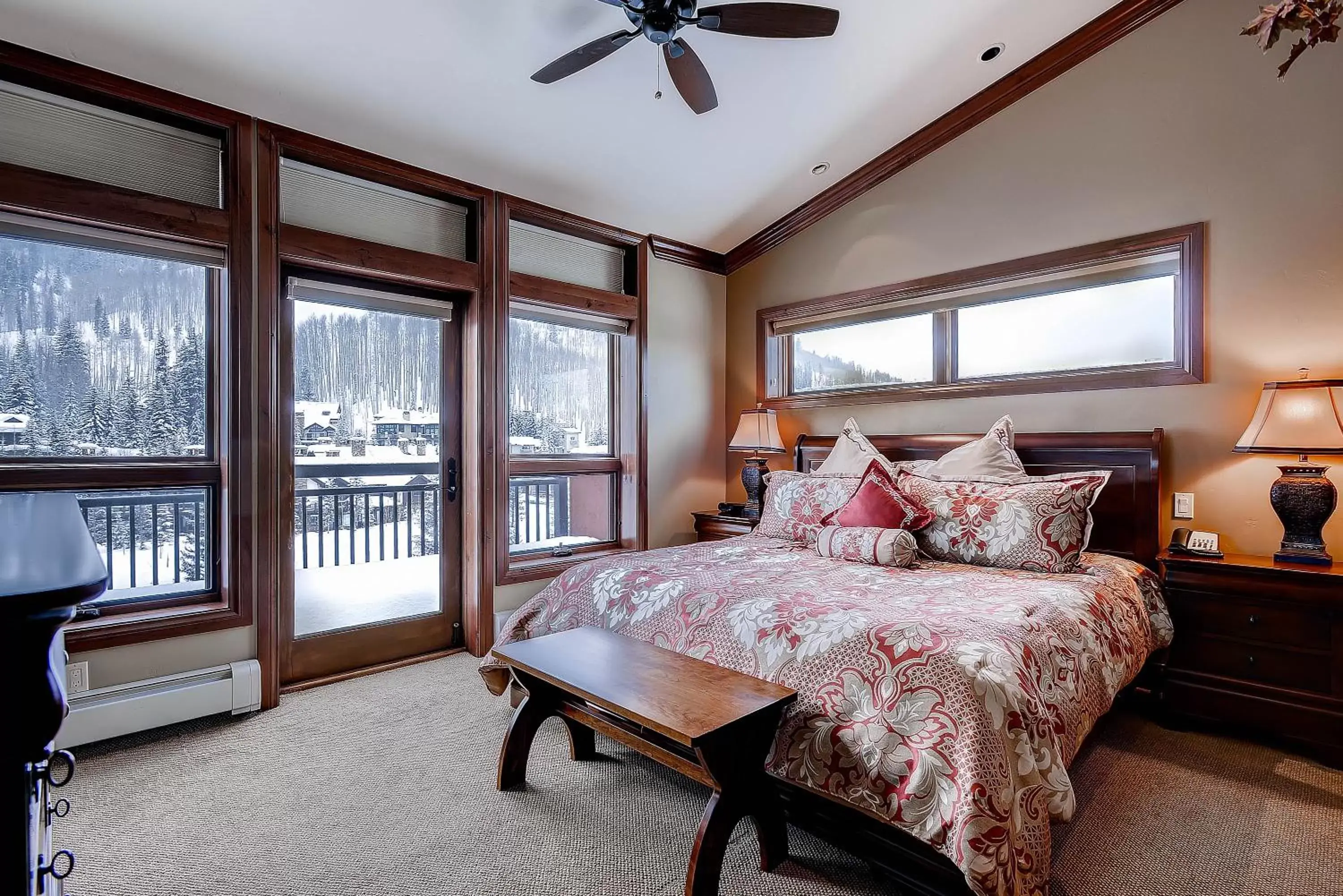 Bedroom, Bed in Lion Square Lodge