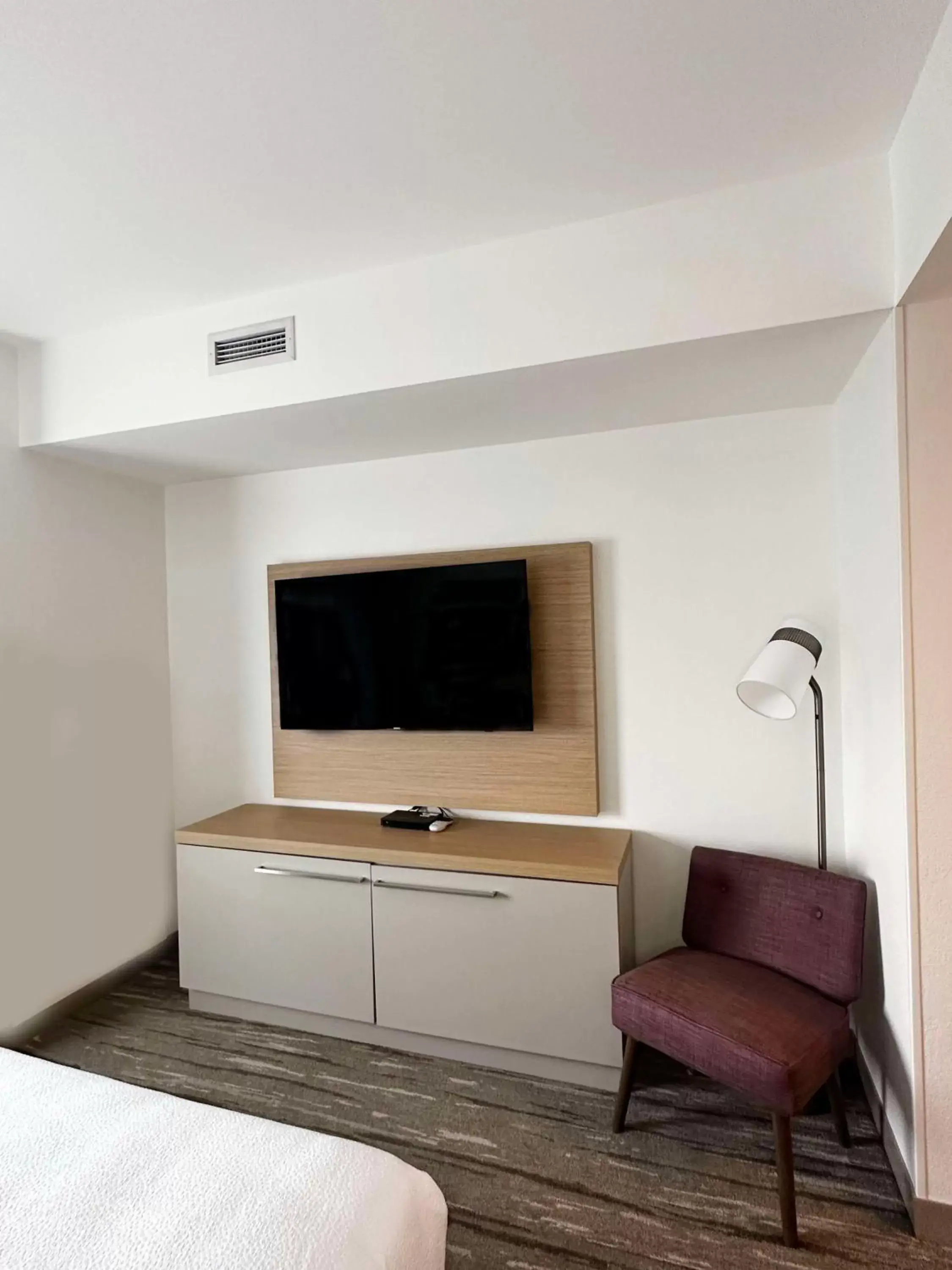 Bedroom, TV/Entertainment Center in Hilton Garden Inn Miami Airport West