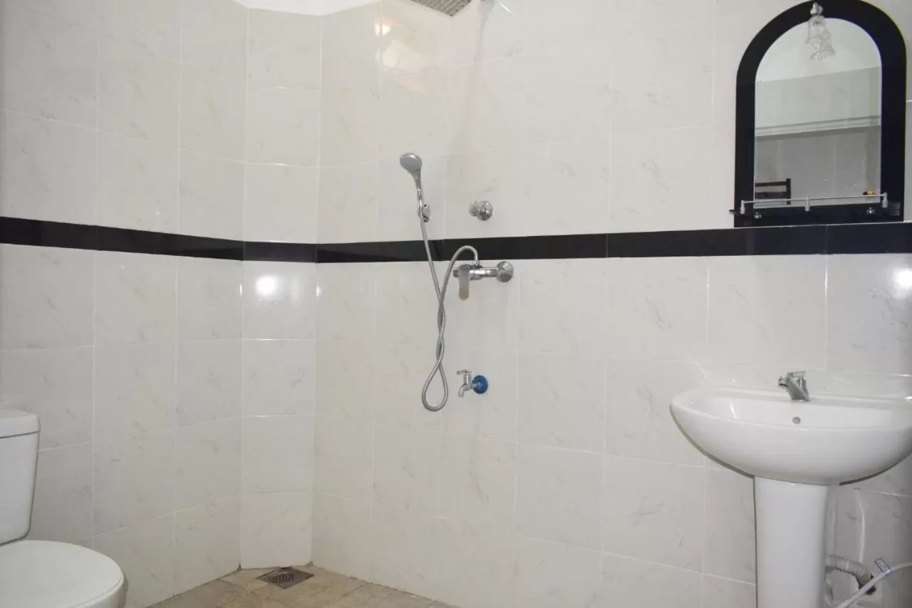 Bathroom in Hotel Theevanni Inn