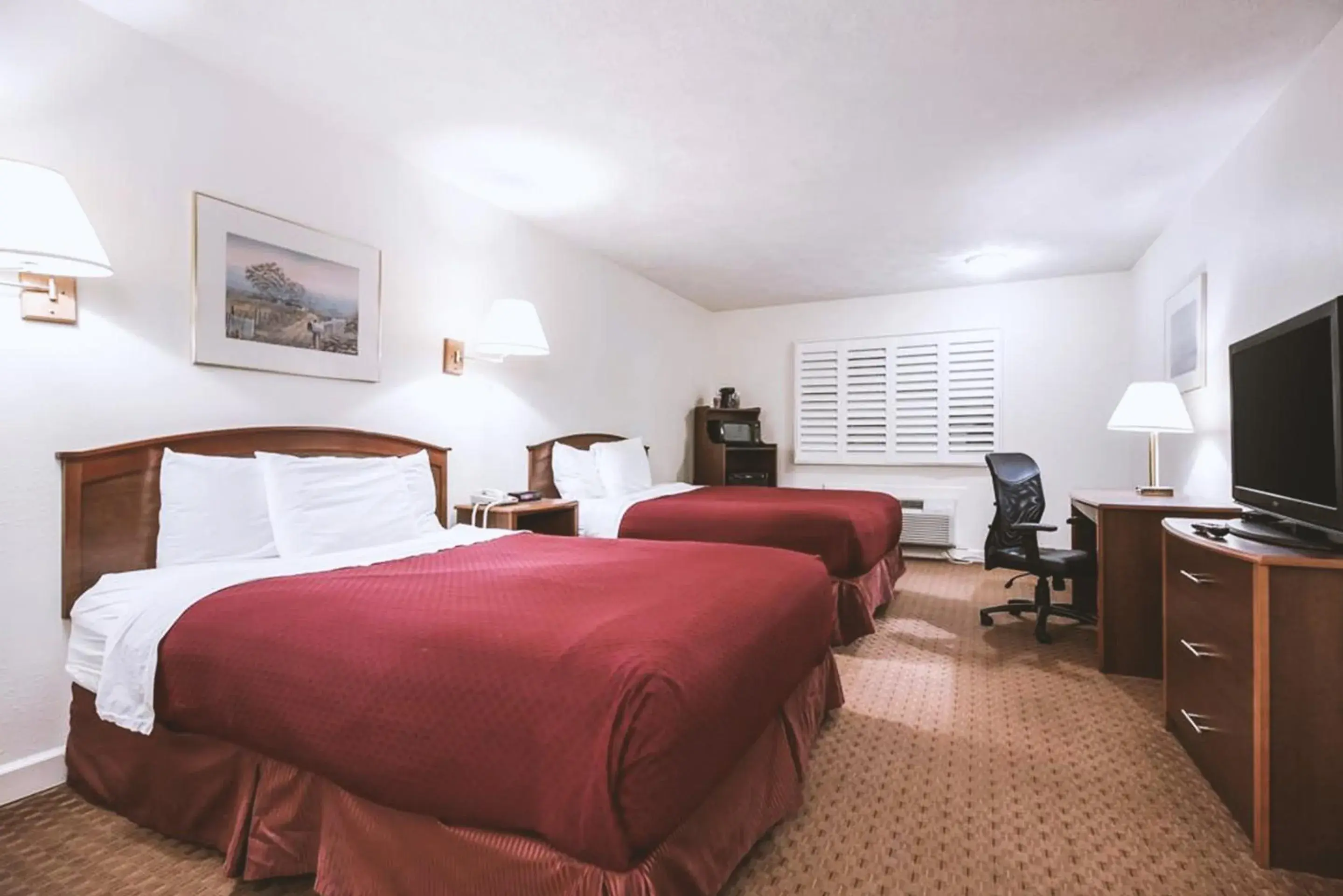 Bedroom, Bed in Sky-Palace Inn & Suites McCook