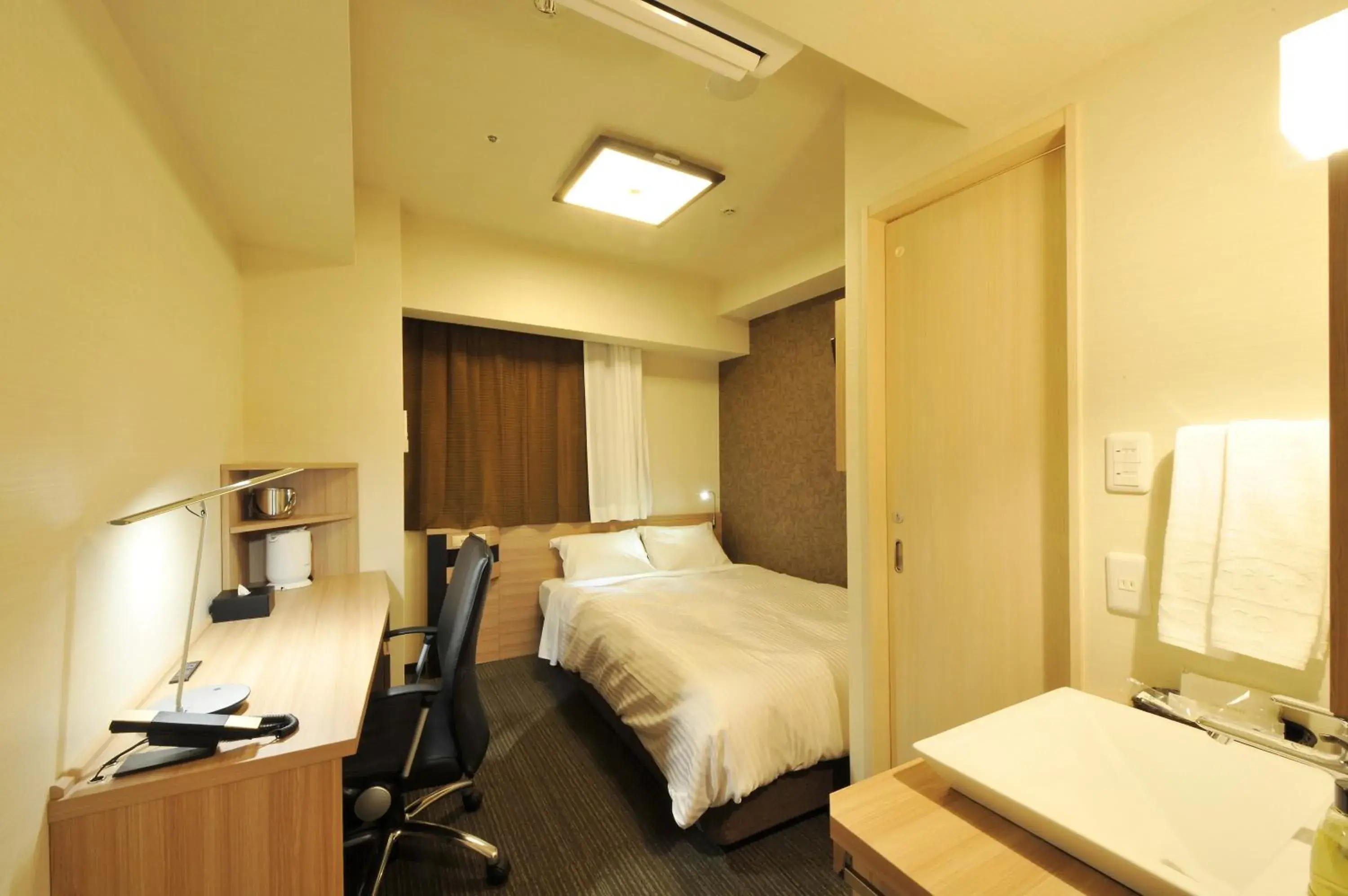 Photo of the whole room, Bed in Sanco Inn Grande Tokyo Hamamatsucho