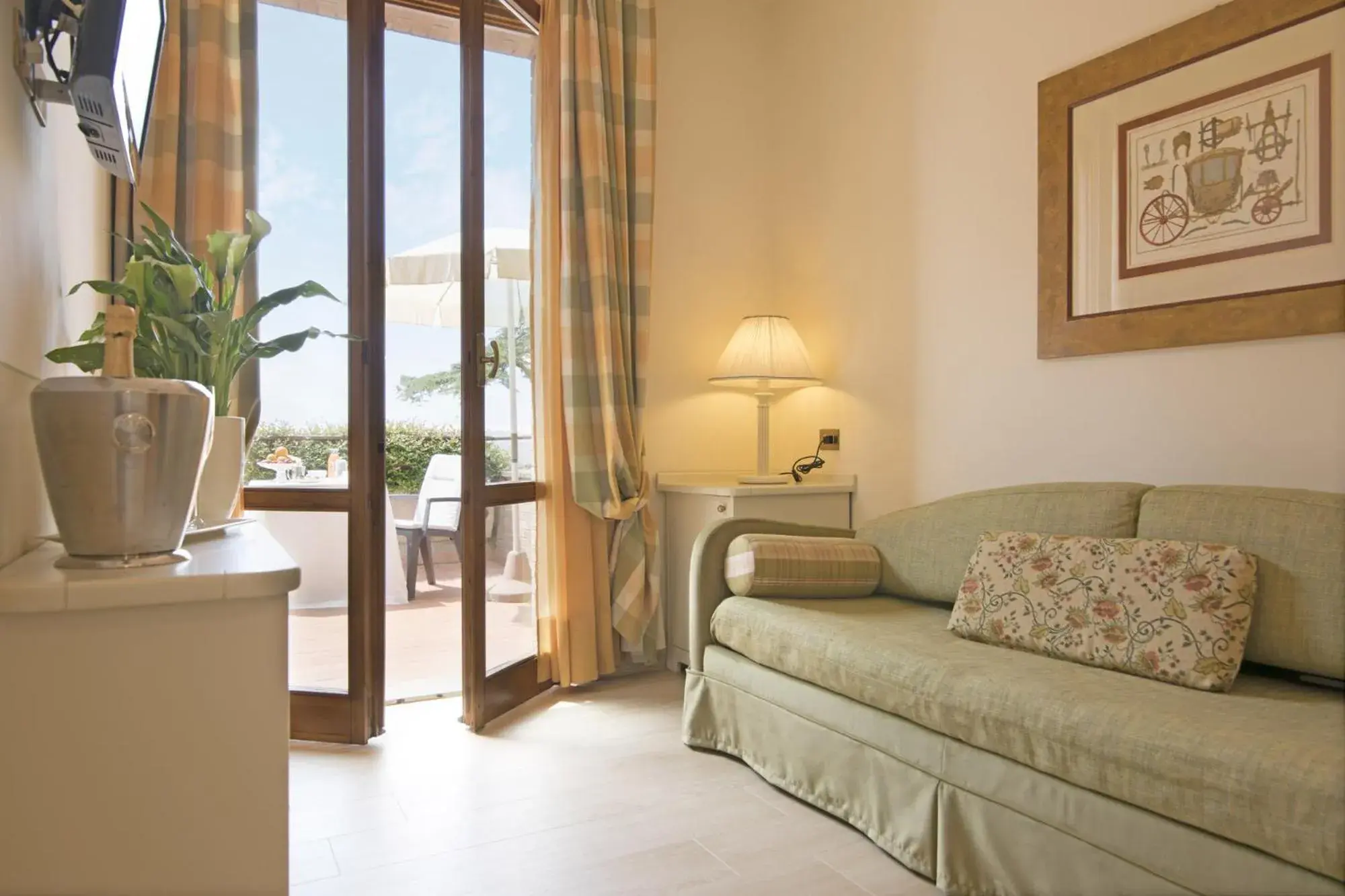 Bed, Seating Area in Relais Santa Chiara Hotel