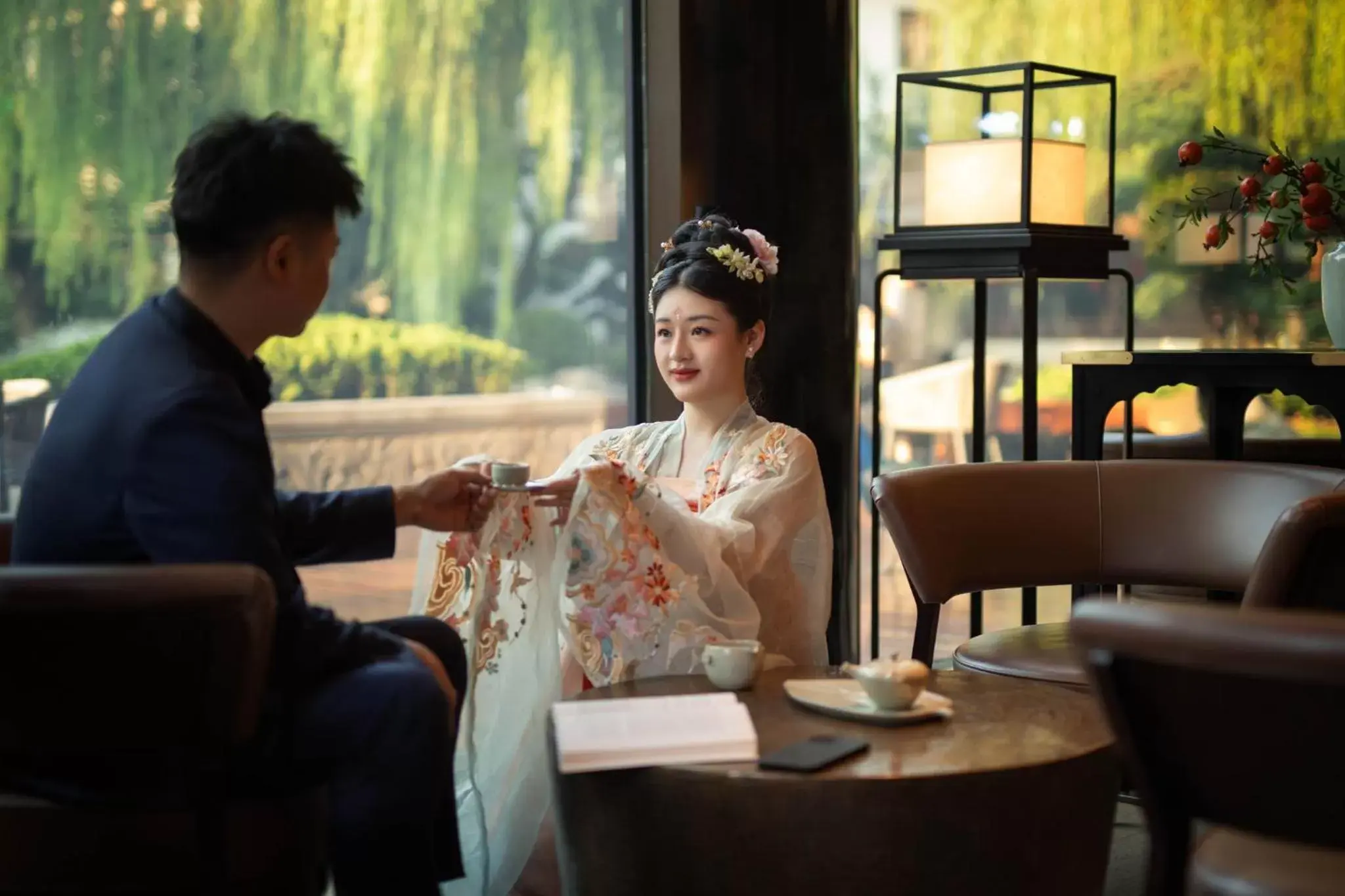 Lounge or bar in HUALUXE Xi'an Tanghua by IHG Lounge or bar in HUALUXE Xi'an Tanghua by IHG