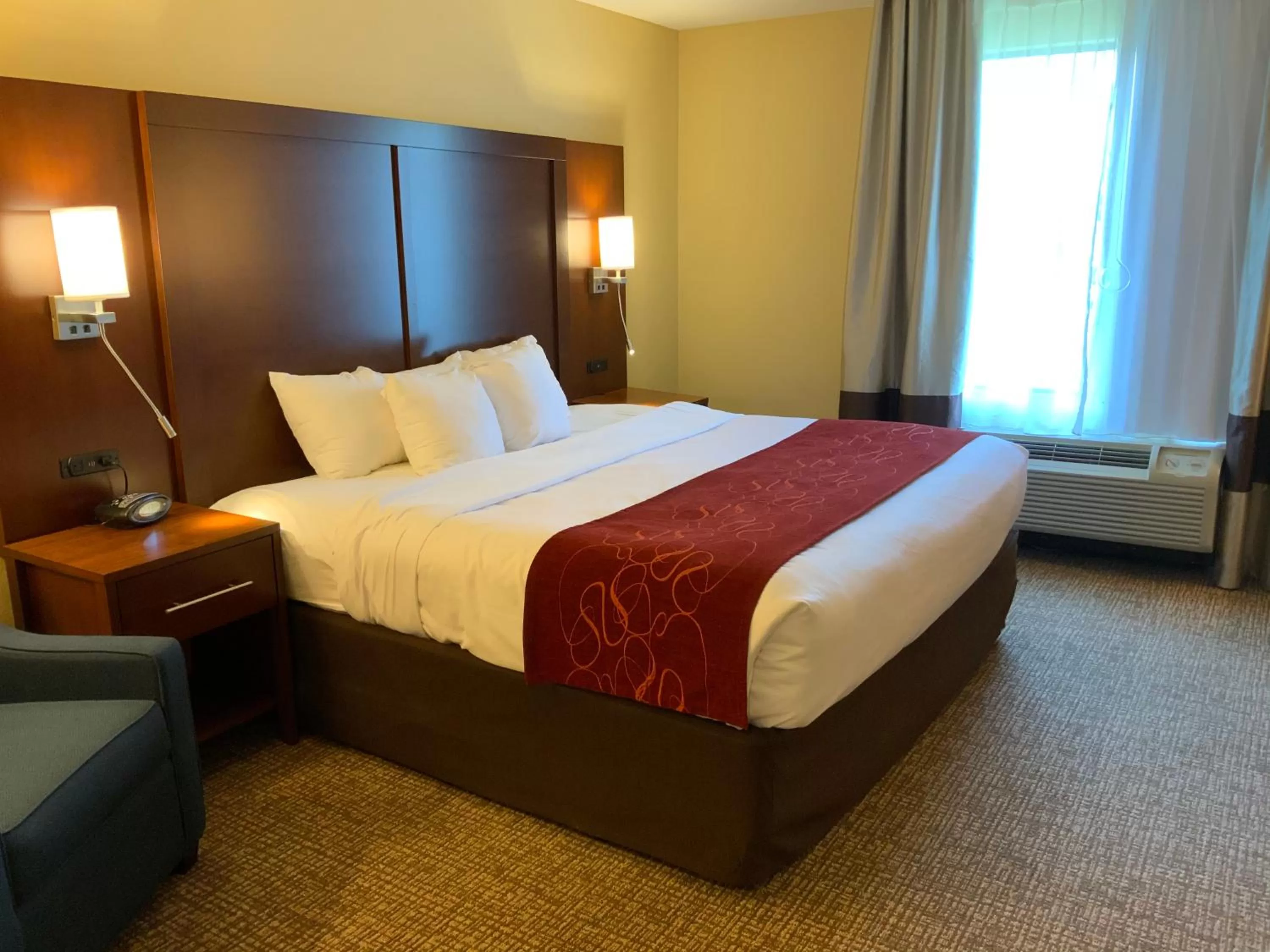 Bedroom, Bed in Comfort Suites Fredericksburg North