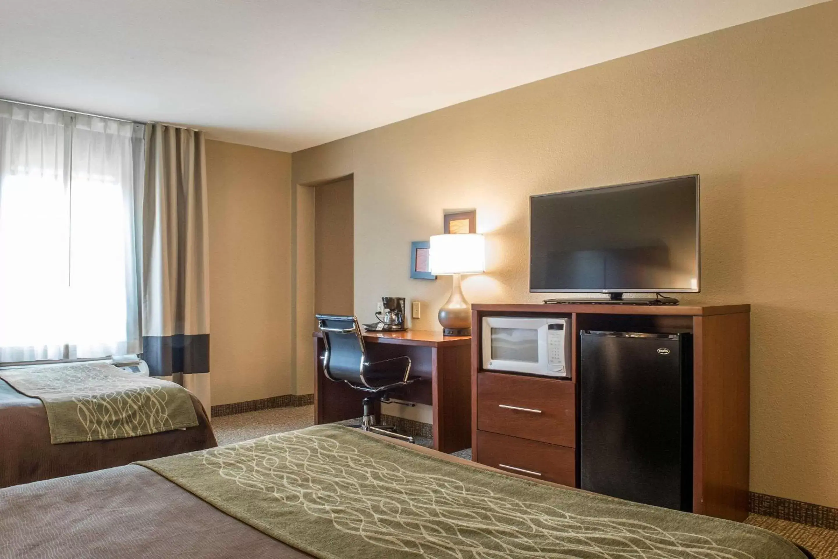 Photo of the whole room, TV/Entertainment Center in Comfort Inn Edinburg South