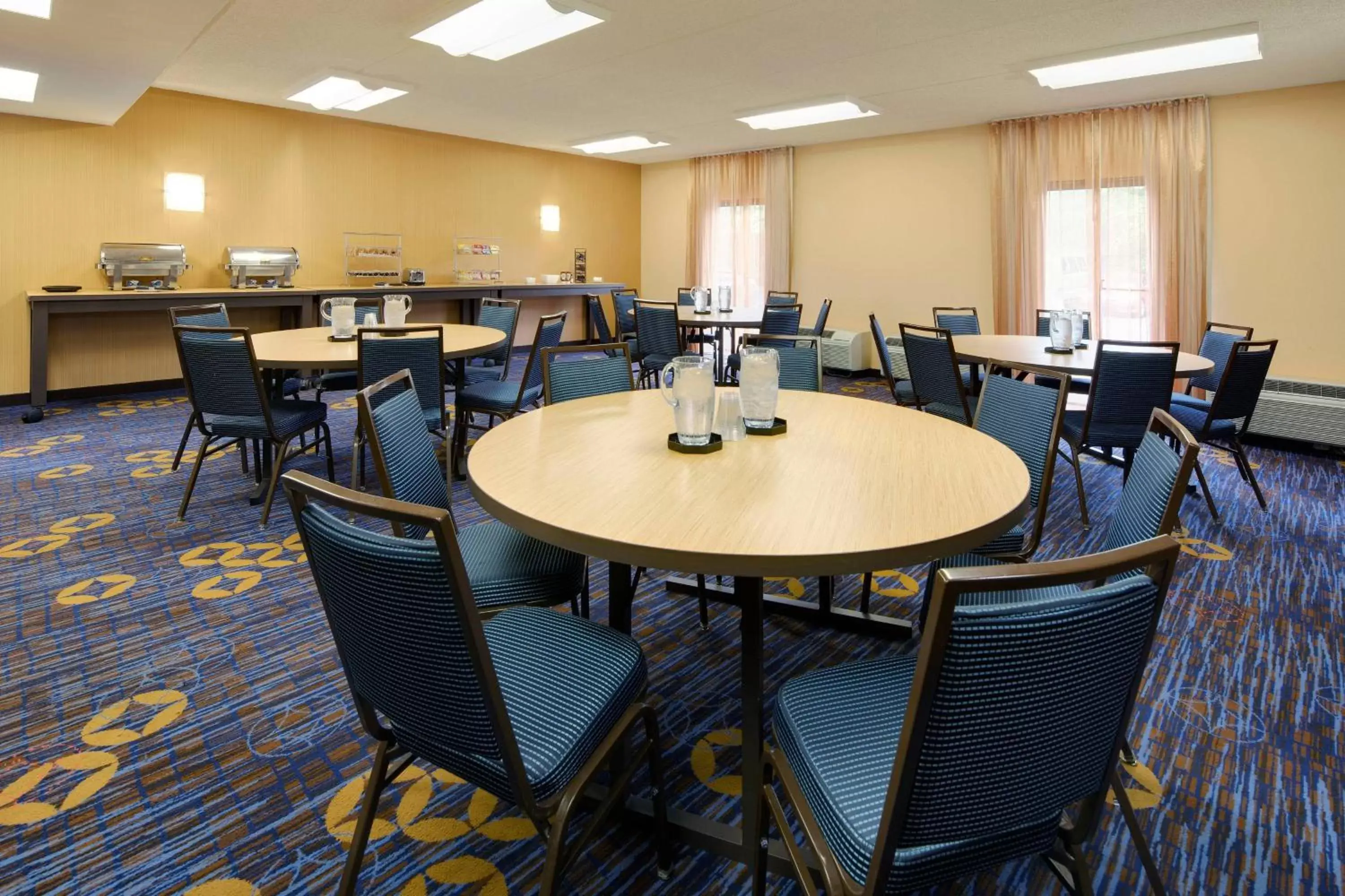 Meeting/conference room, Restaurant/Places to Eat in Courtyard Atlanta Norcross/Peachtree Corners