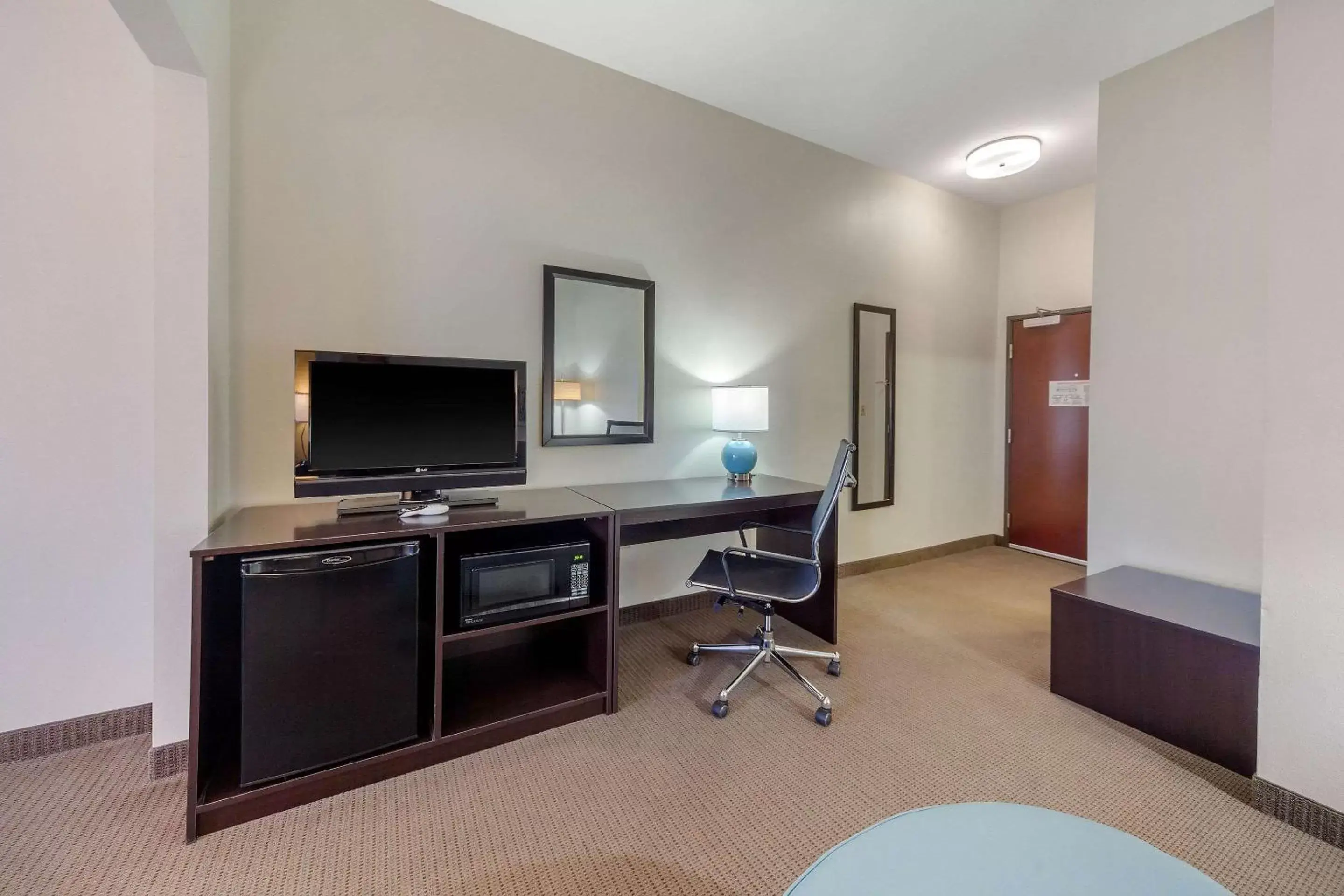 Photo of the whole room, TV/Entertainment Center in Sleep Inn & Suites Norman near University