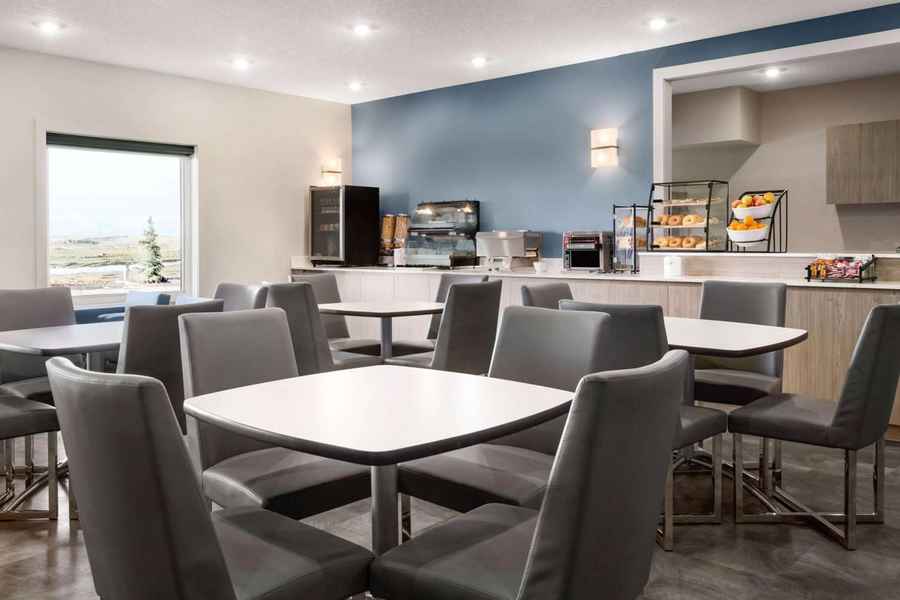 Restaurant/places to eat in Days Inn by Wyndham Calgary North Balzac