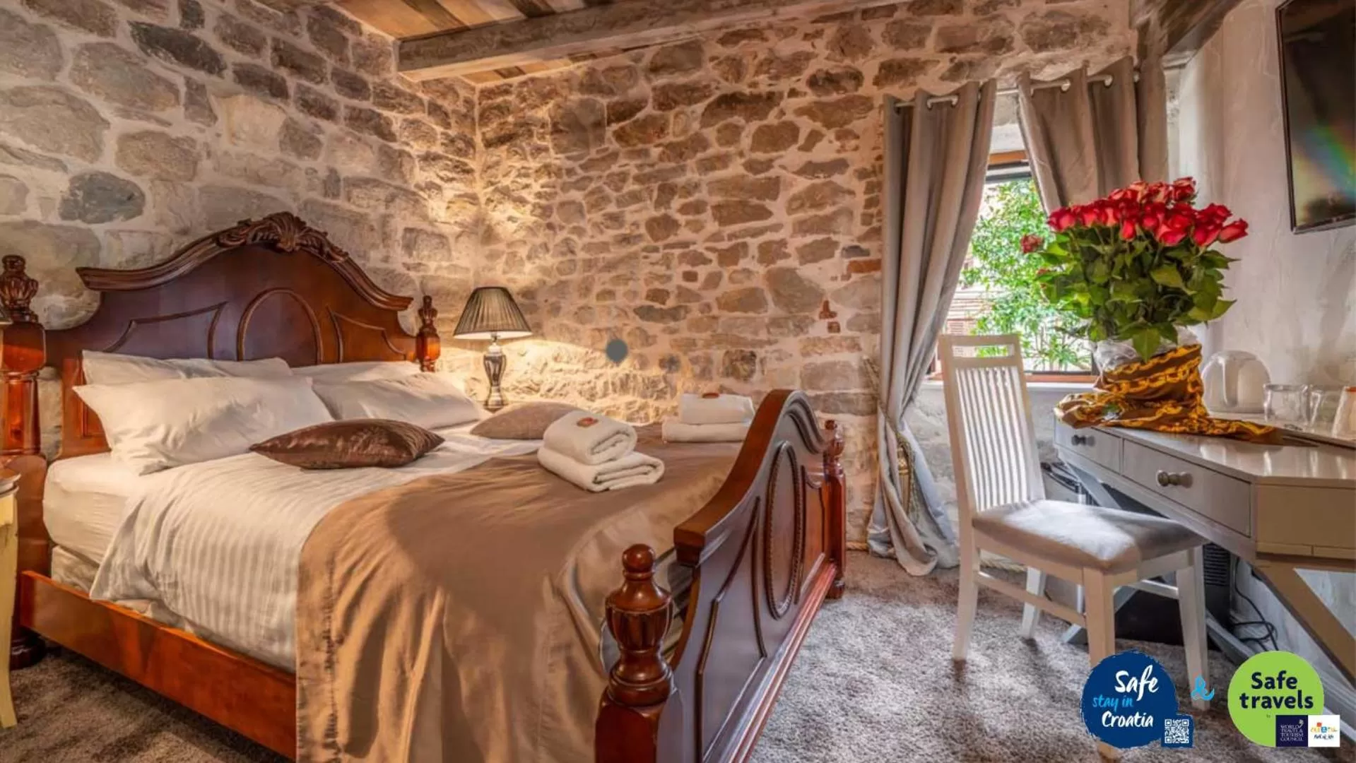 Property building, Bed in Heritage Palace Varos - MAG Quaint & Elegant Boutique Hotels