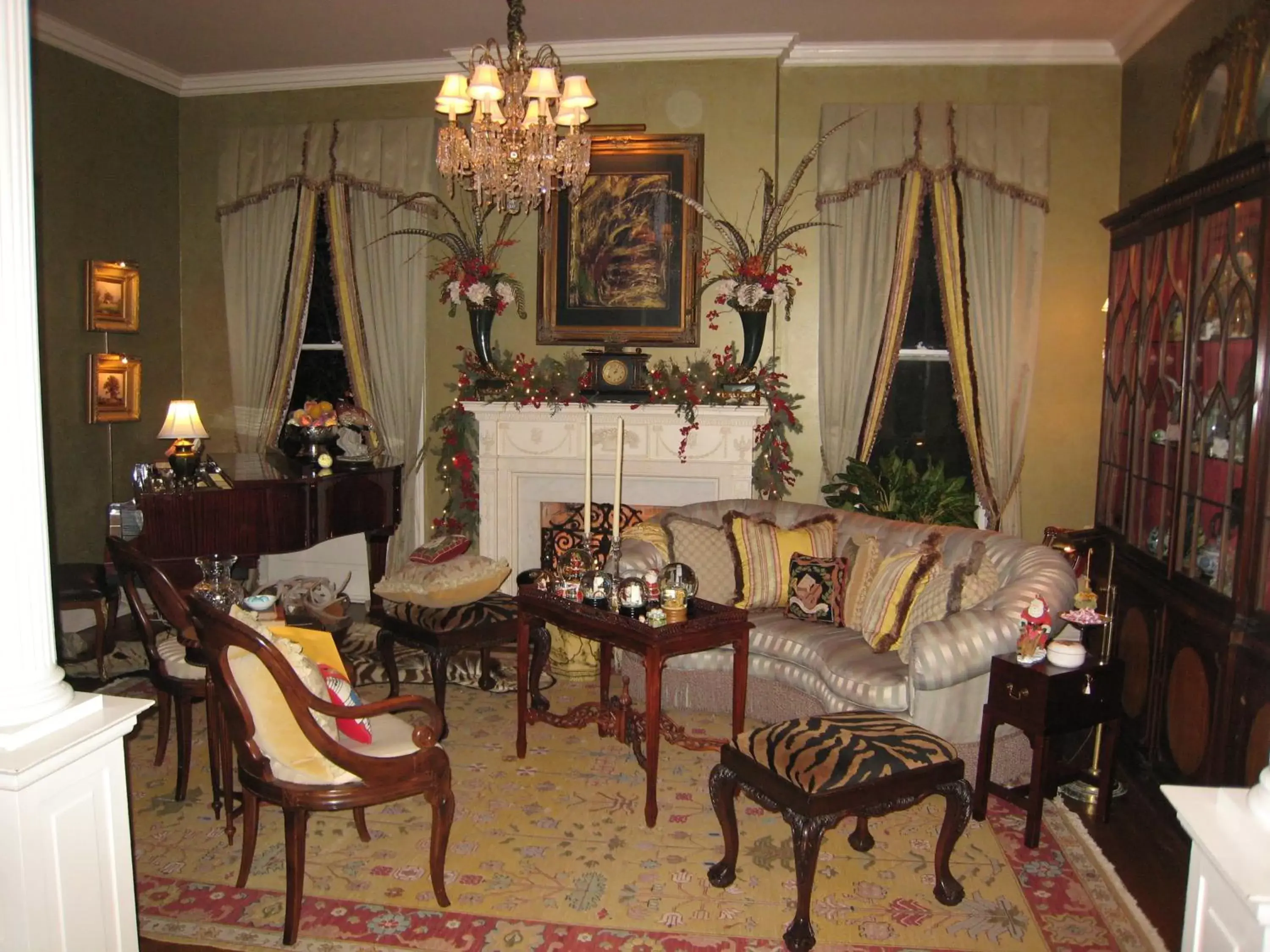 Living room in Belle Oaks Inn