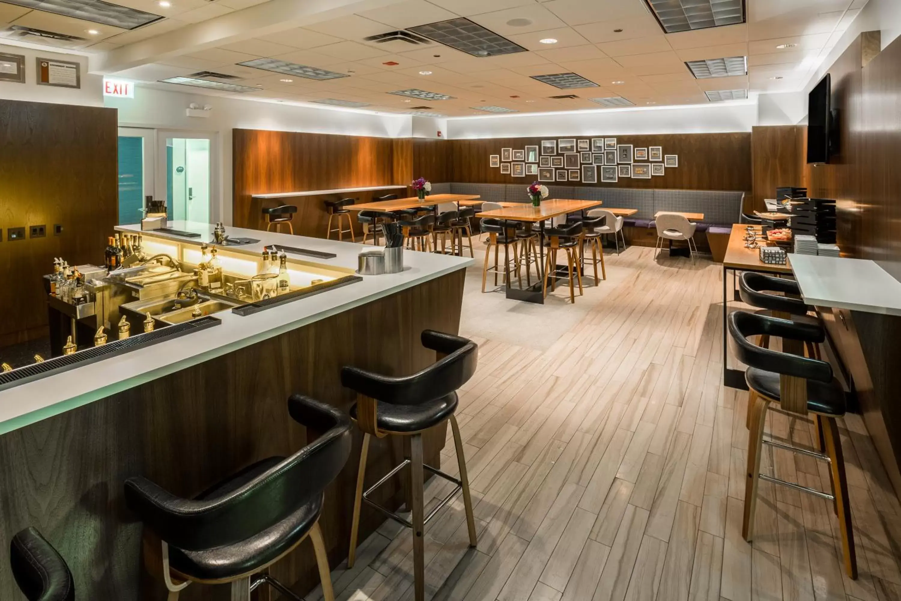 Restaurant/places to eat in Kinzie Hotel Restaurant/places to eat in Kinzie Hotel