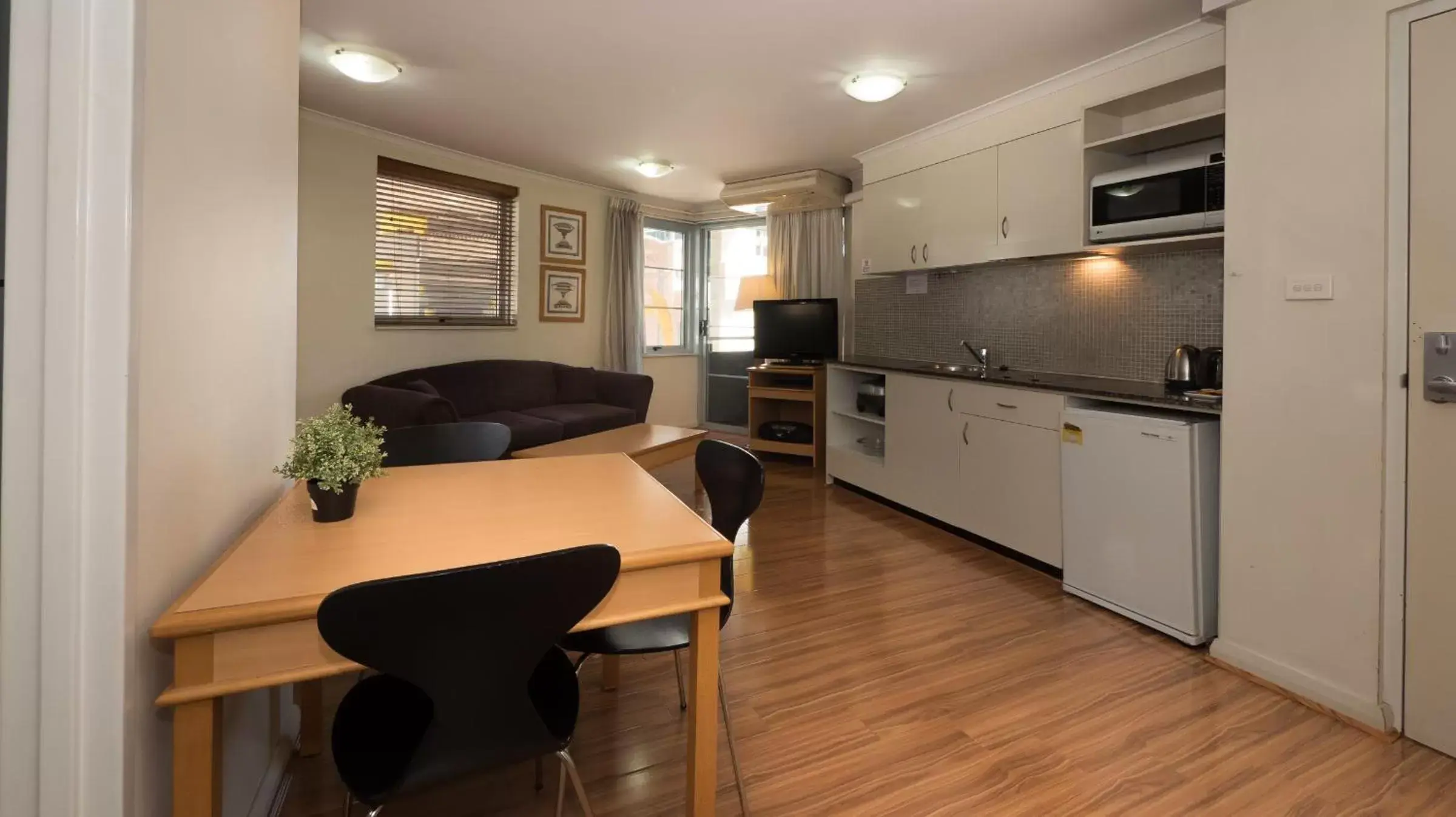 Dining area, Kitchen/Kitchenette in Napoleon On Kent