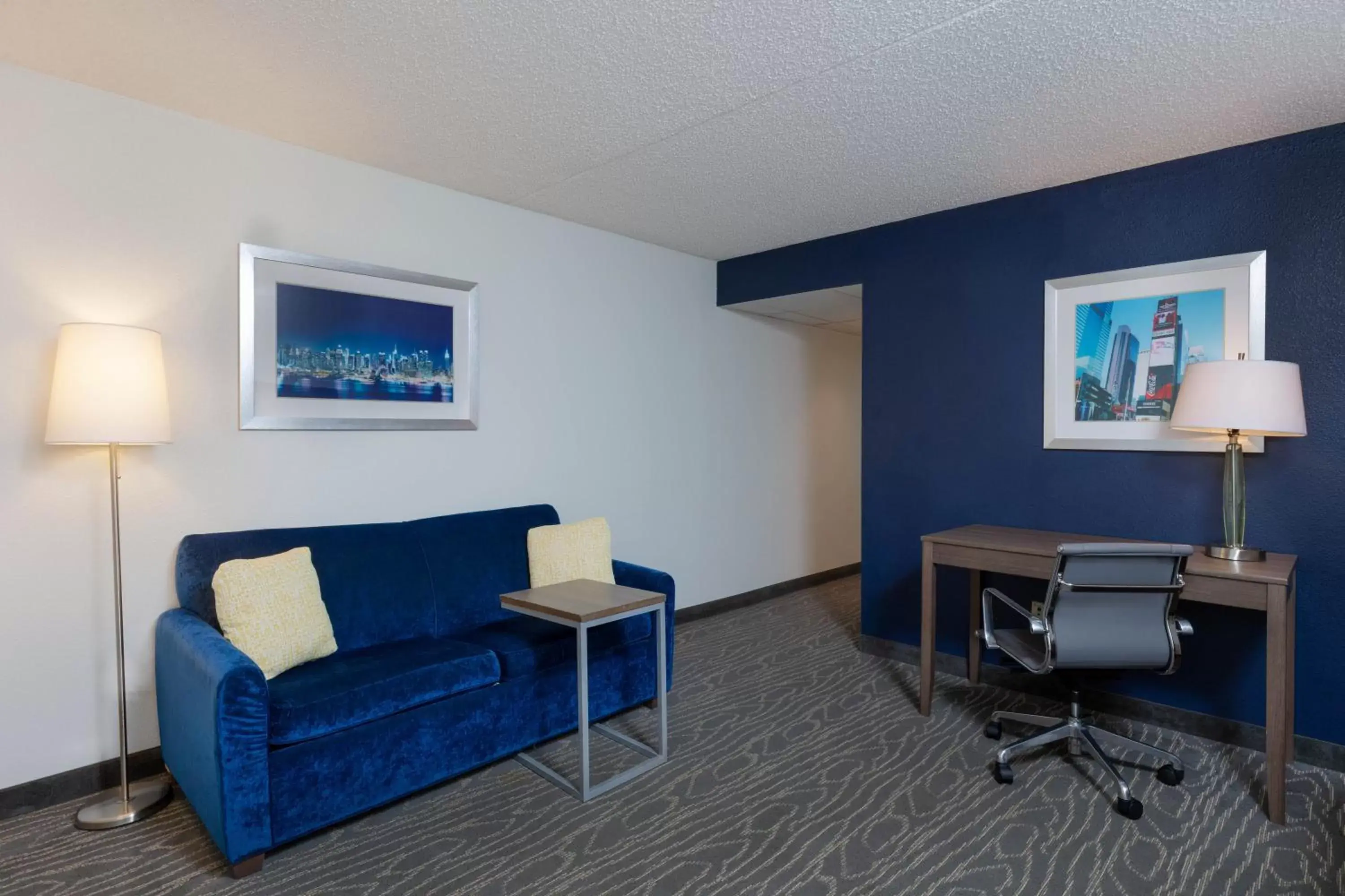 Living room, Seating Area in La Quinta by Wyndham Secaucus Meadowlands