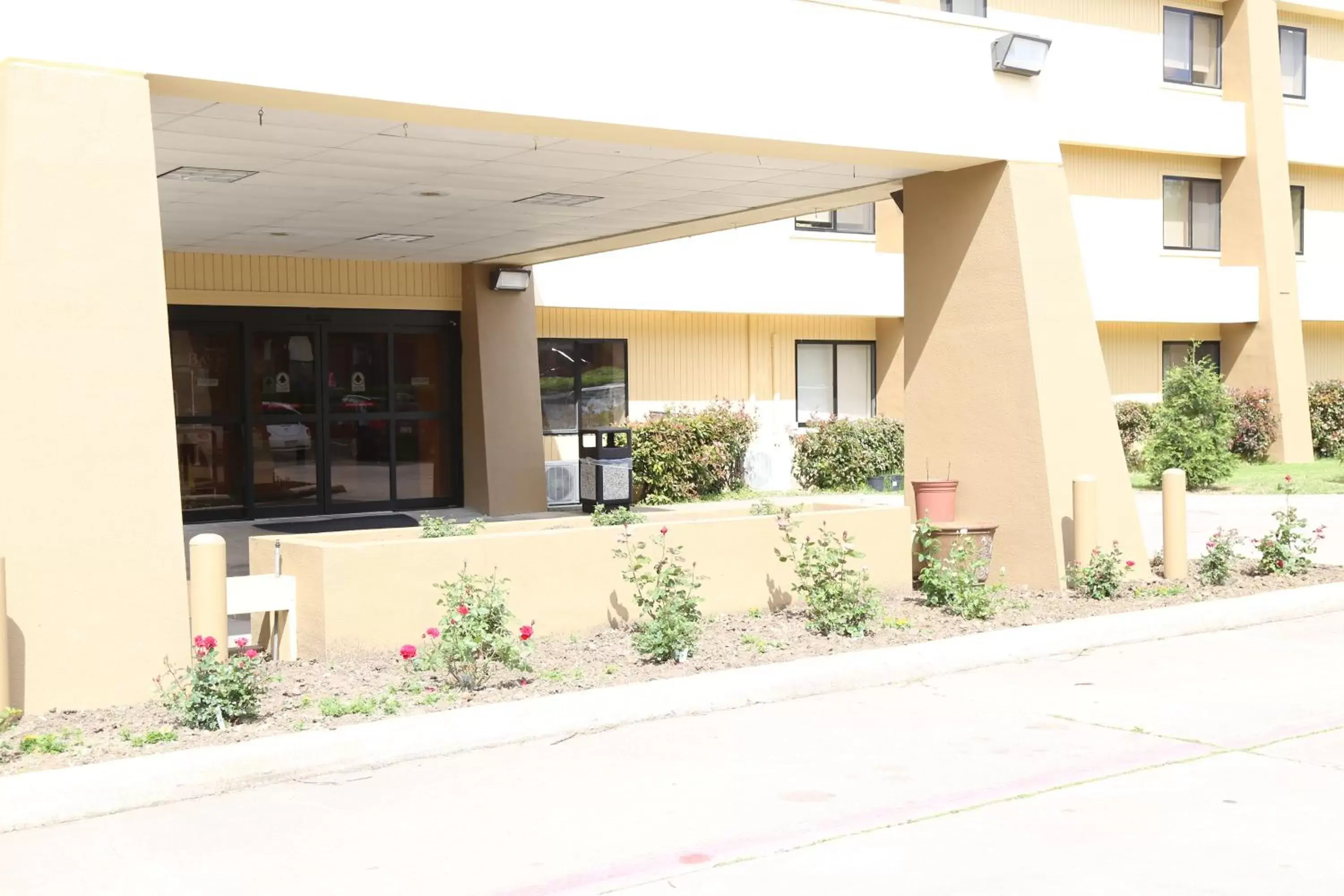 Facade/entrance in Baymont by Wyndham Plano Facade/entrance in Baymont by Wyndham Plano