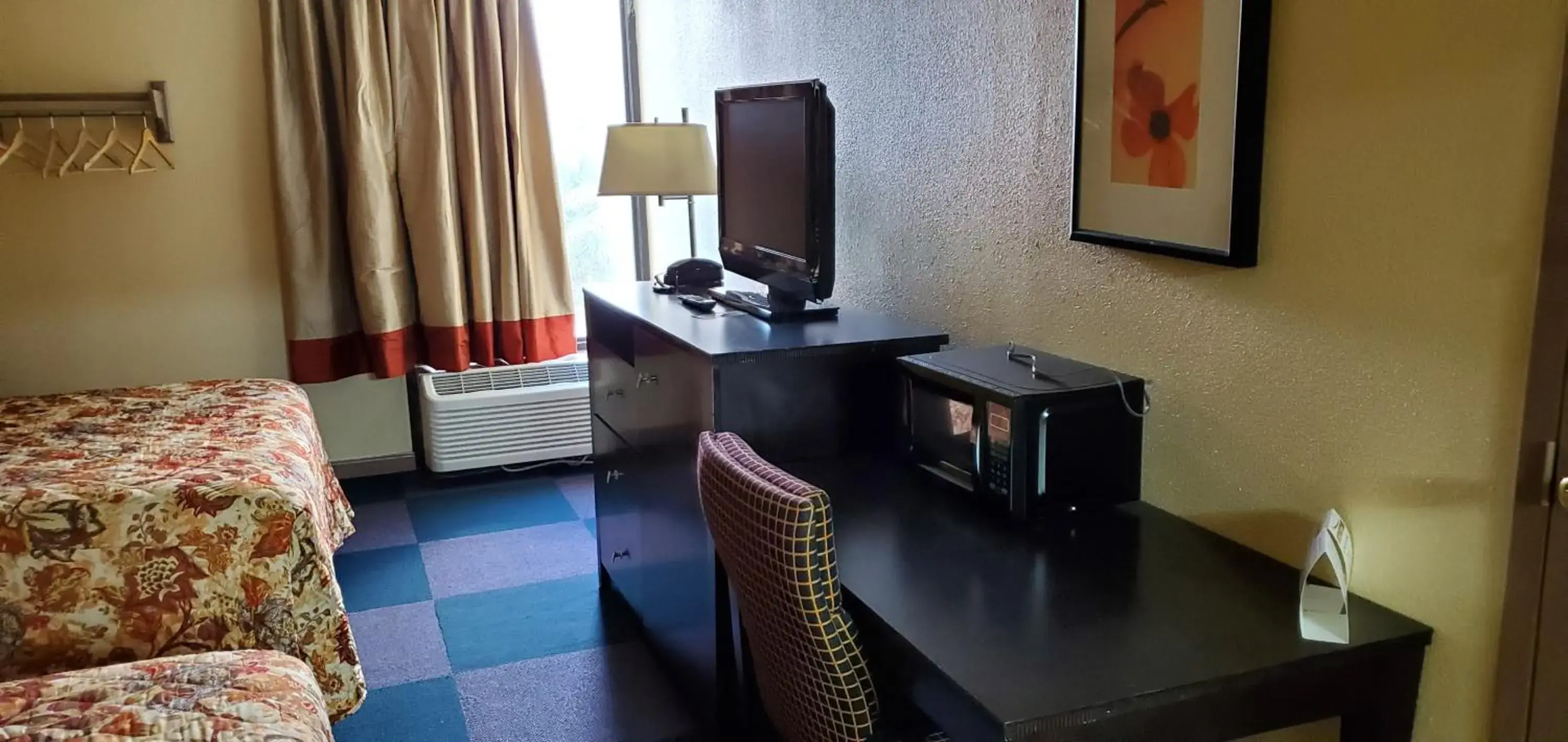 Bedroom, Bed in Red Carpet Inn-Macon Bedroom, Bed in Red Carpet Inn-Macon