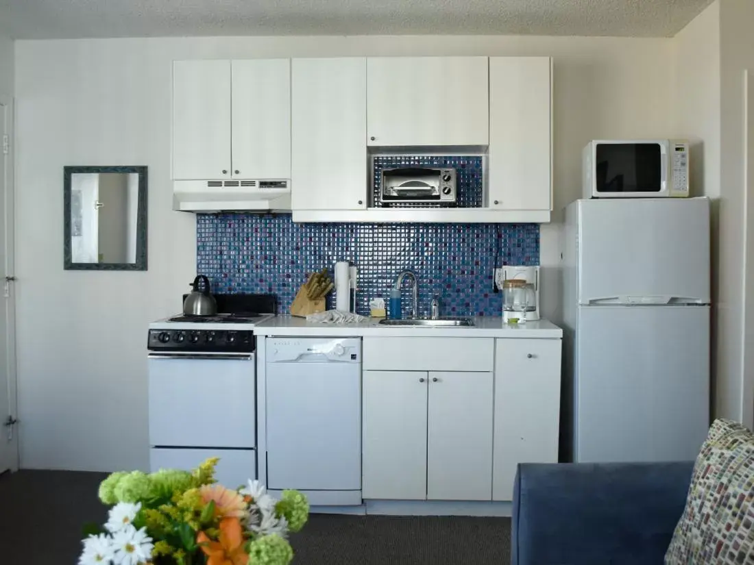 Kitchen or kitchenette in Montauk Oceanside Suites