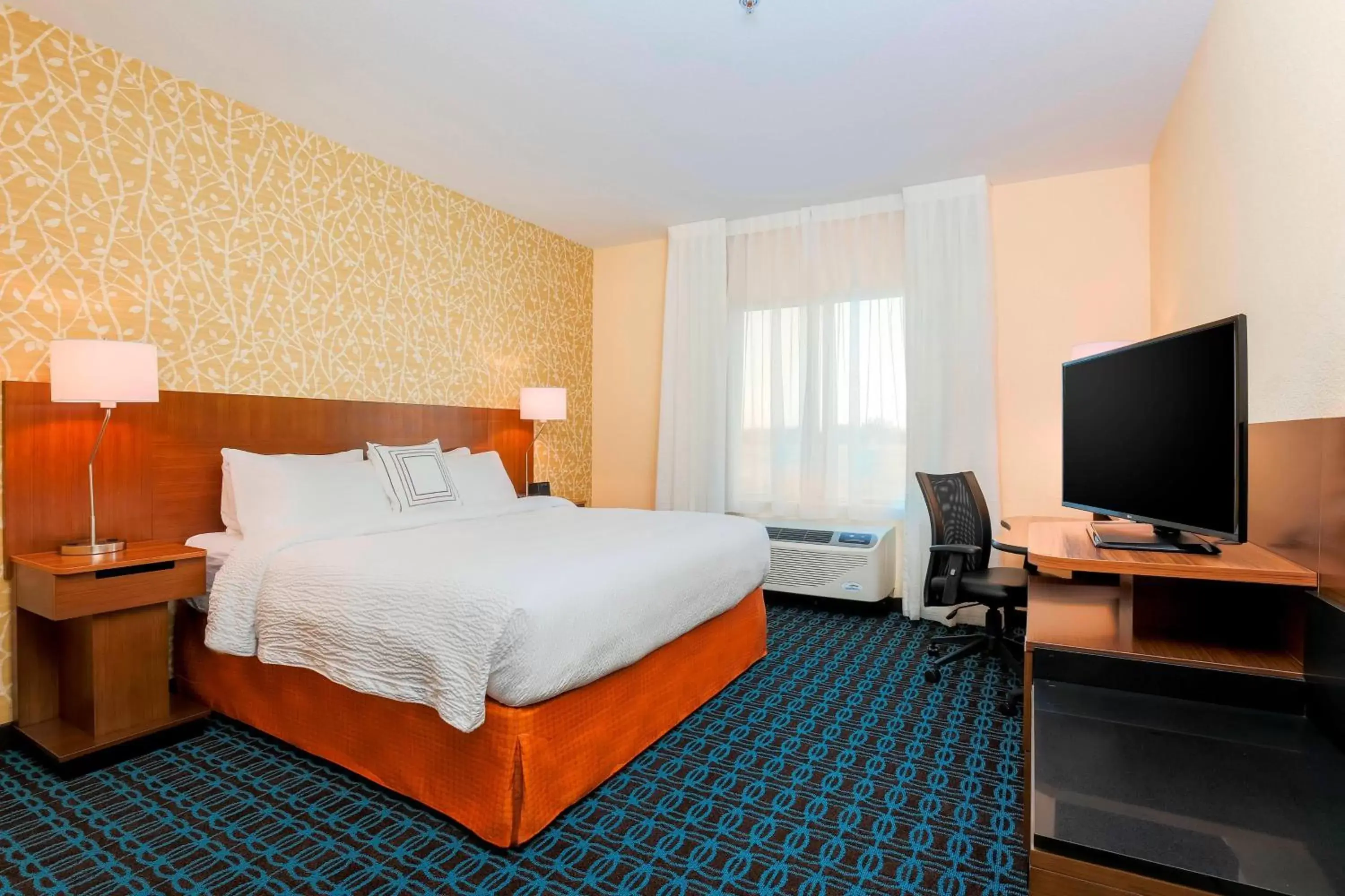 Photo of the whole room, Bed in Fairfield Inn & Suites by Marriott Pleasanton