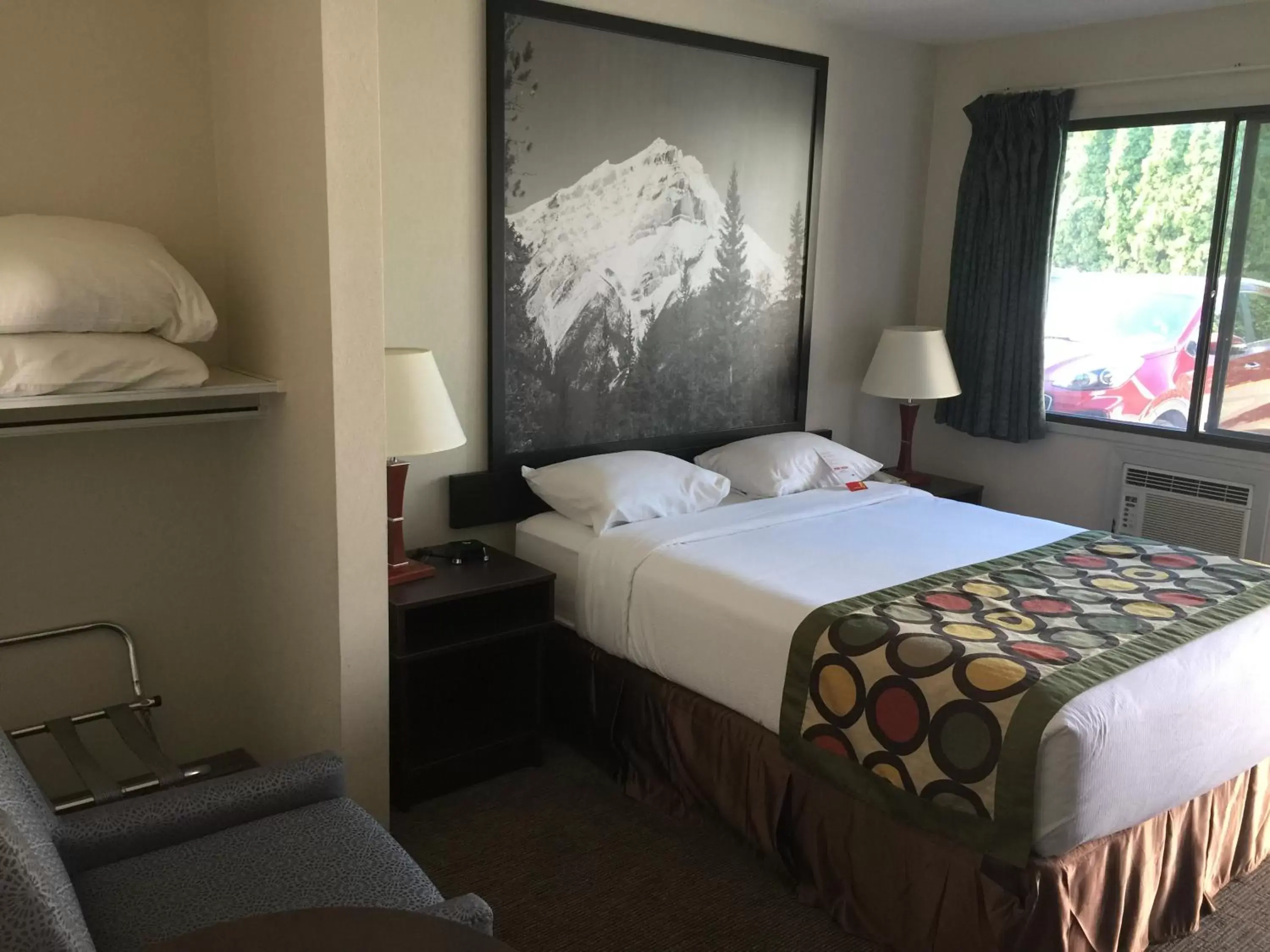 Photo of the whole room, Bed in Super 8 by Wyndham Kelowna BC
