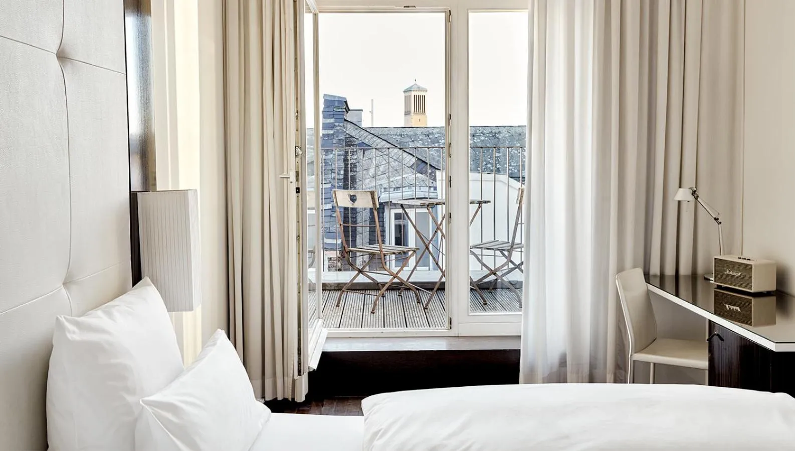 Photo of the whole room, Bed in The Pure, Frankfurt, a Member of Design Hotels
