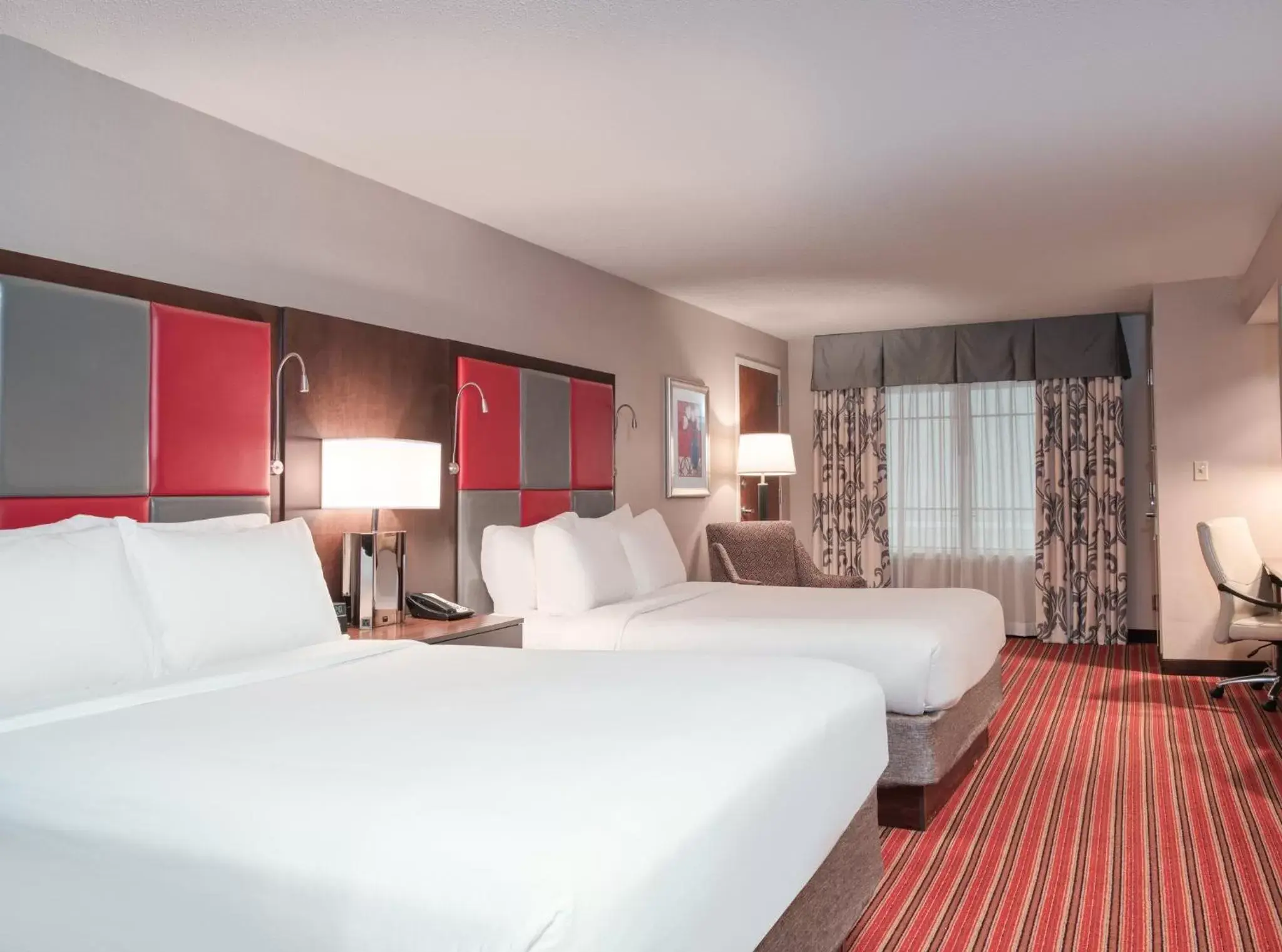 Photo of the whole room, Bed in Crowne Plaza Indianapolis-Dwtn-Union Stn, an IHG Hotel