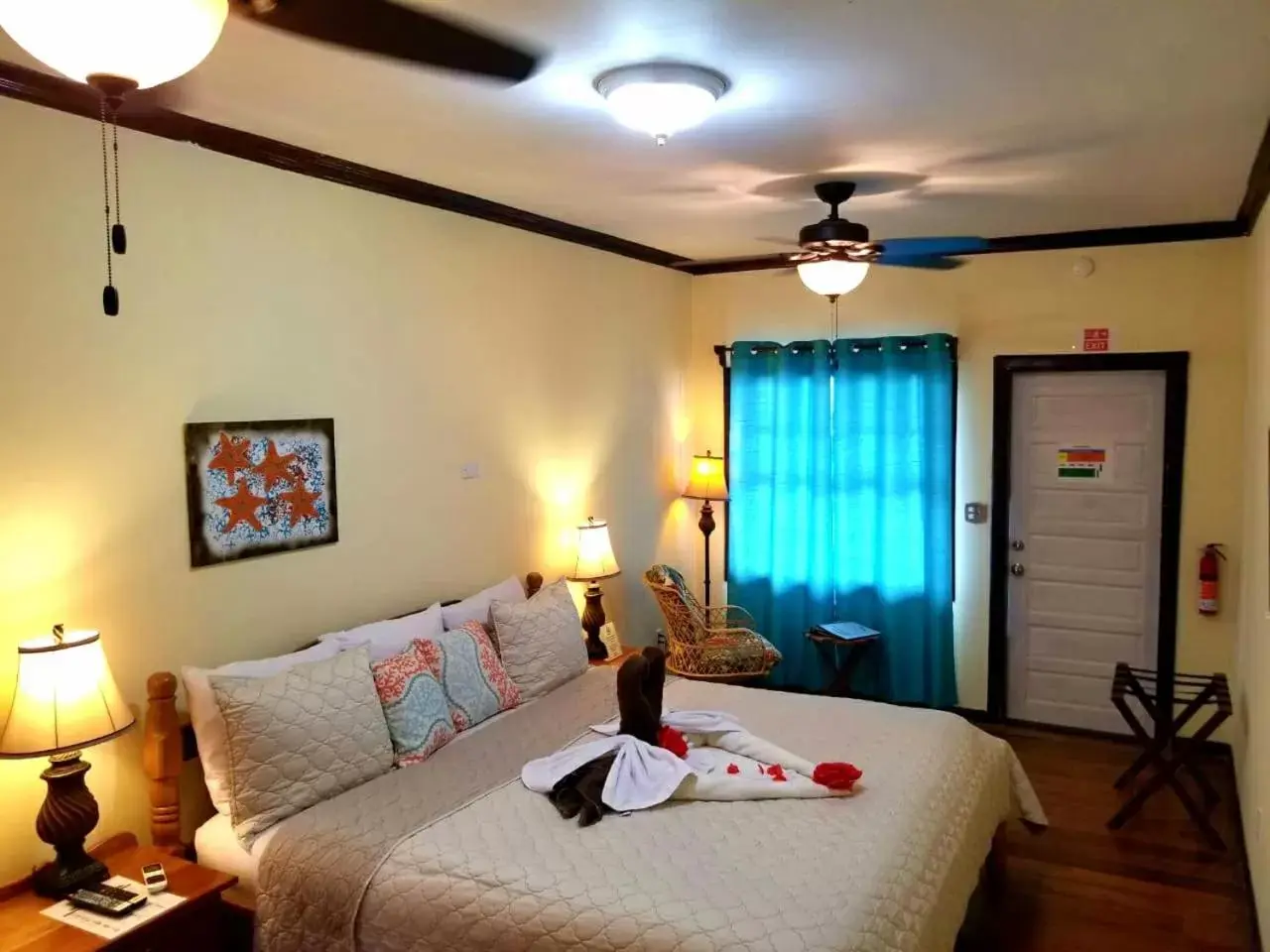 Bed, Seating Area in Ocean Tide Beach Resort