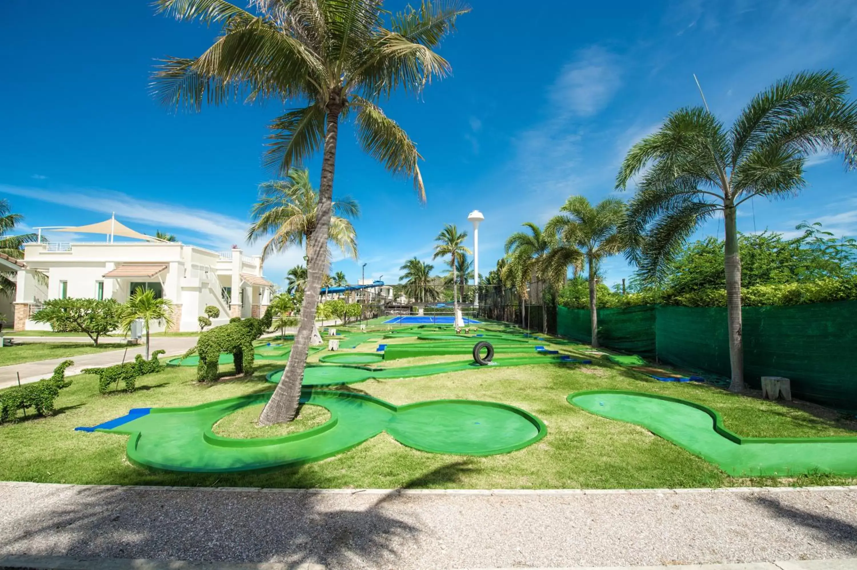 Minigolf, Garden in Oriental Beach Pearl Resort