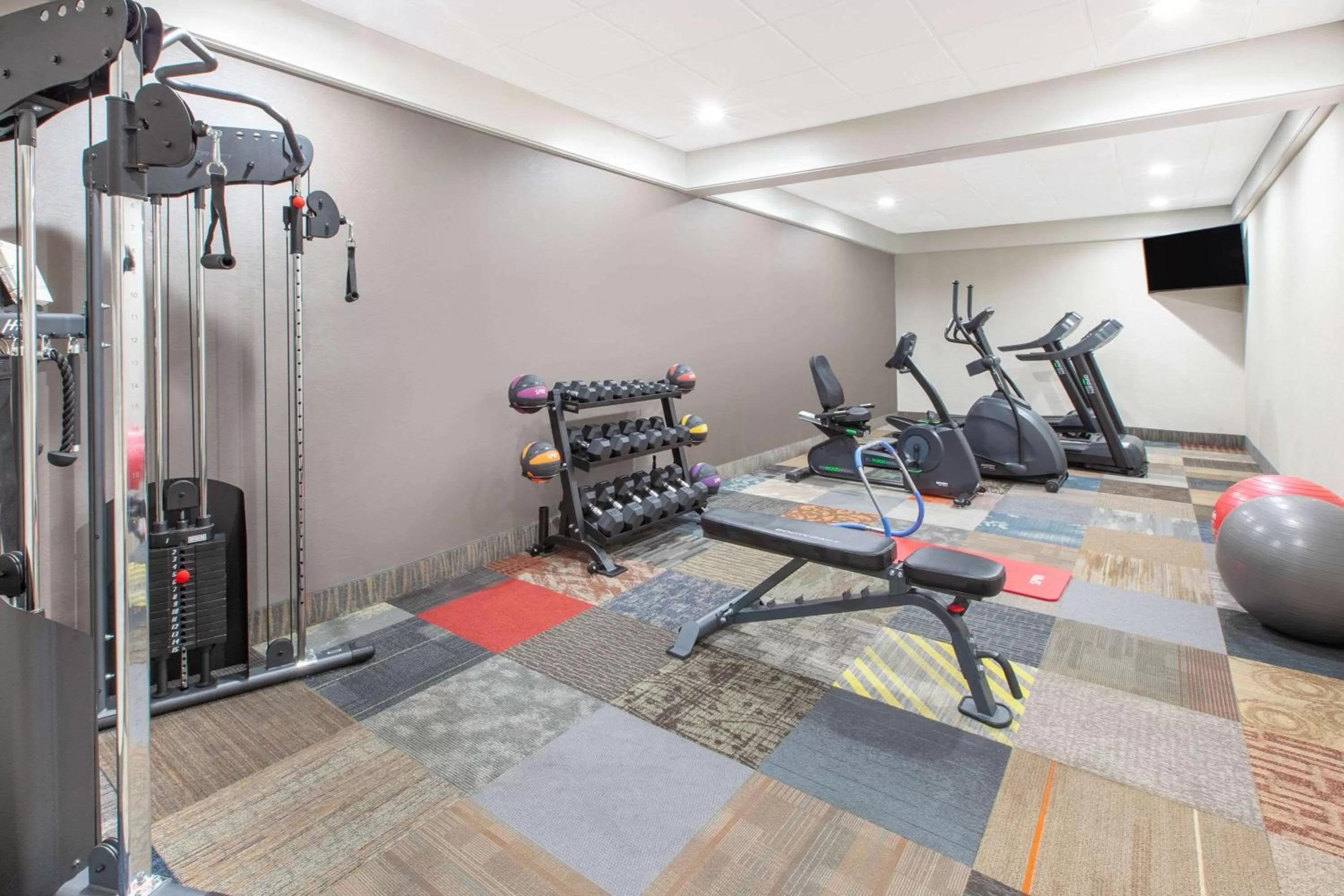 Fitness centre/facilities in Days Inn & Suites by Wyndham Grand Rapids Near Downtown