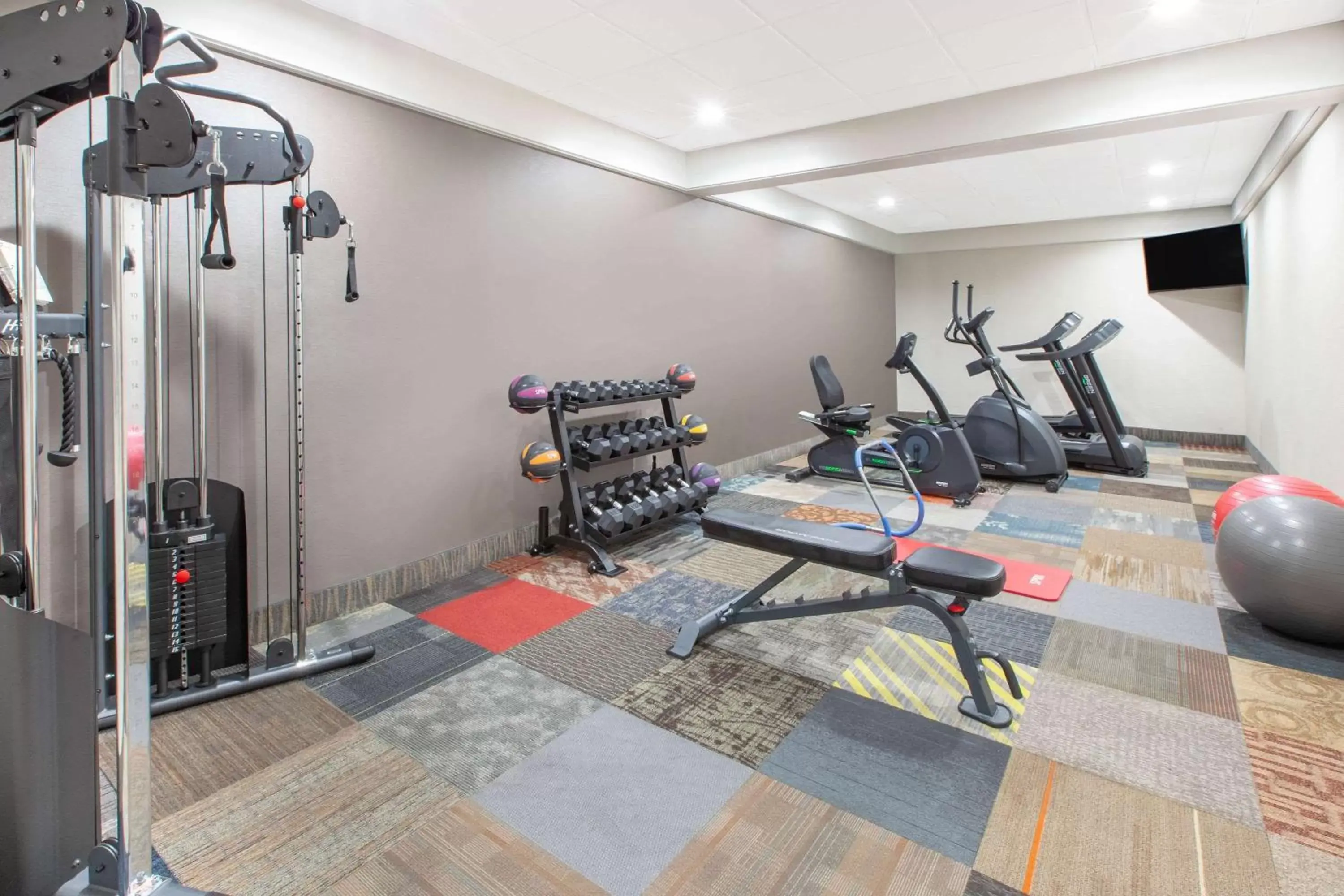 Fitness centre/facilities, Fitness Center/Facilities in Days Inn & Suites by Wyndham Grand Rapids Near Downtown