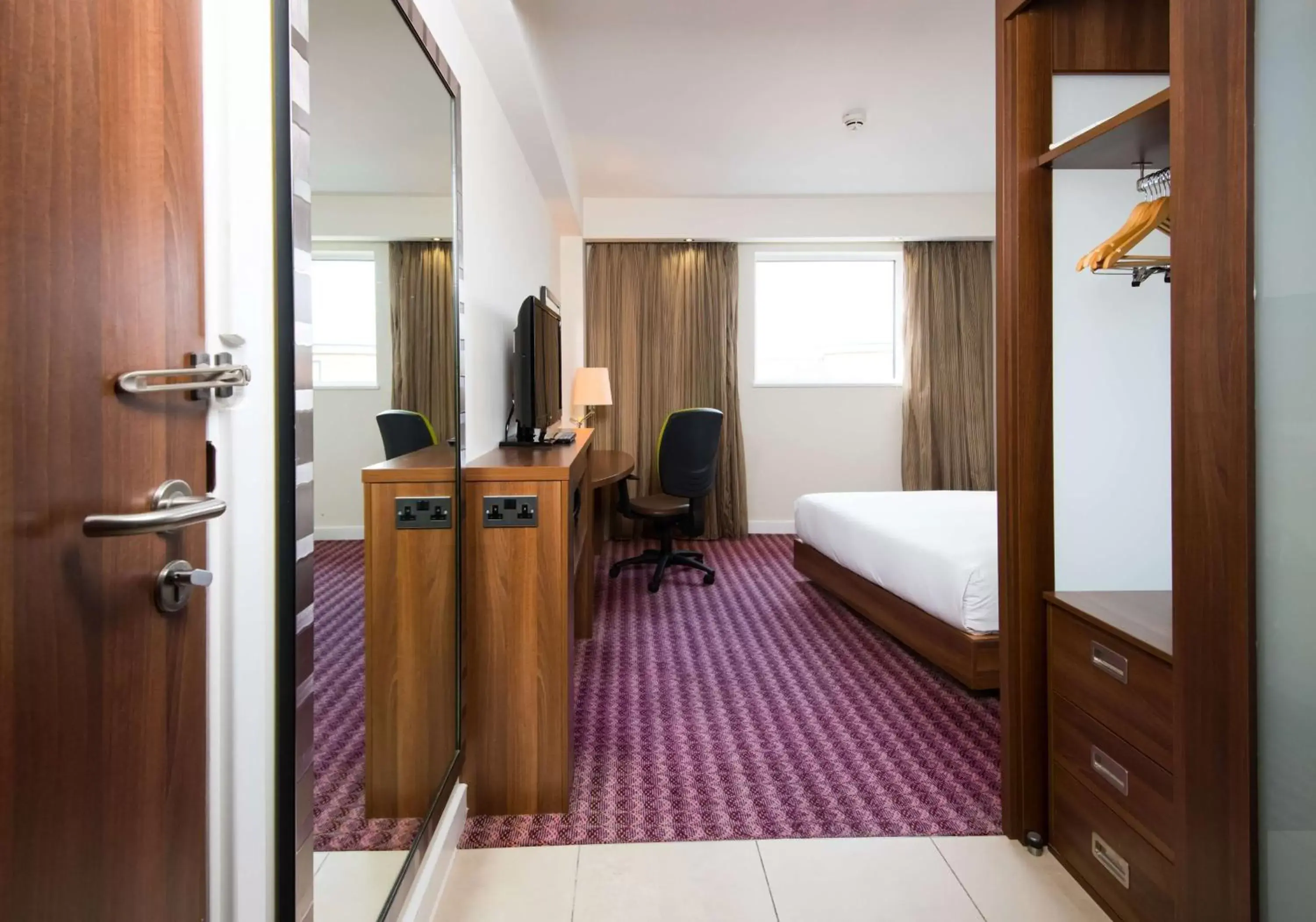 Bed, TV/Entertainment Center in Hampton by Hilton Birmingham Jewellery Quarter