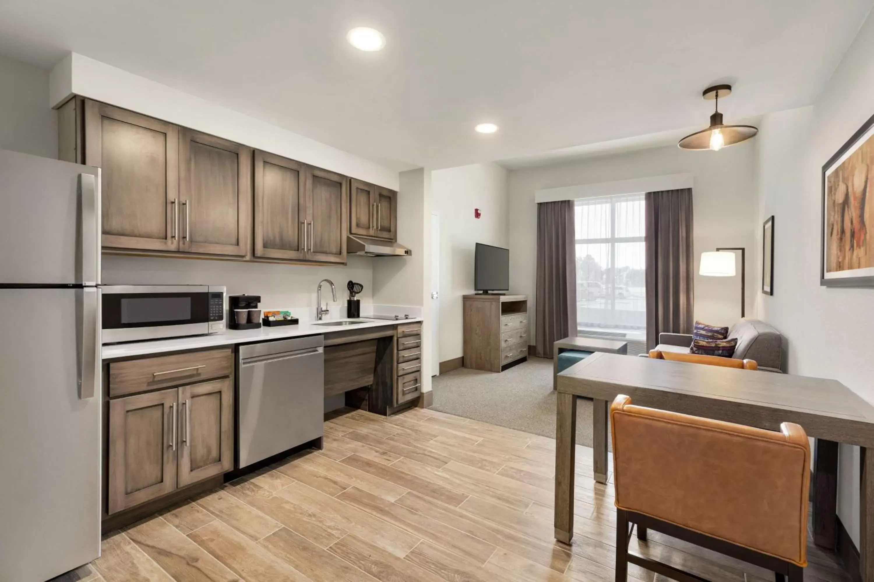 Living room, Kitchen/Kitchenette in Homewood Suites By Hilton Carlisle