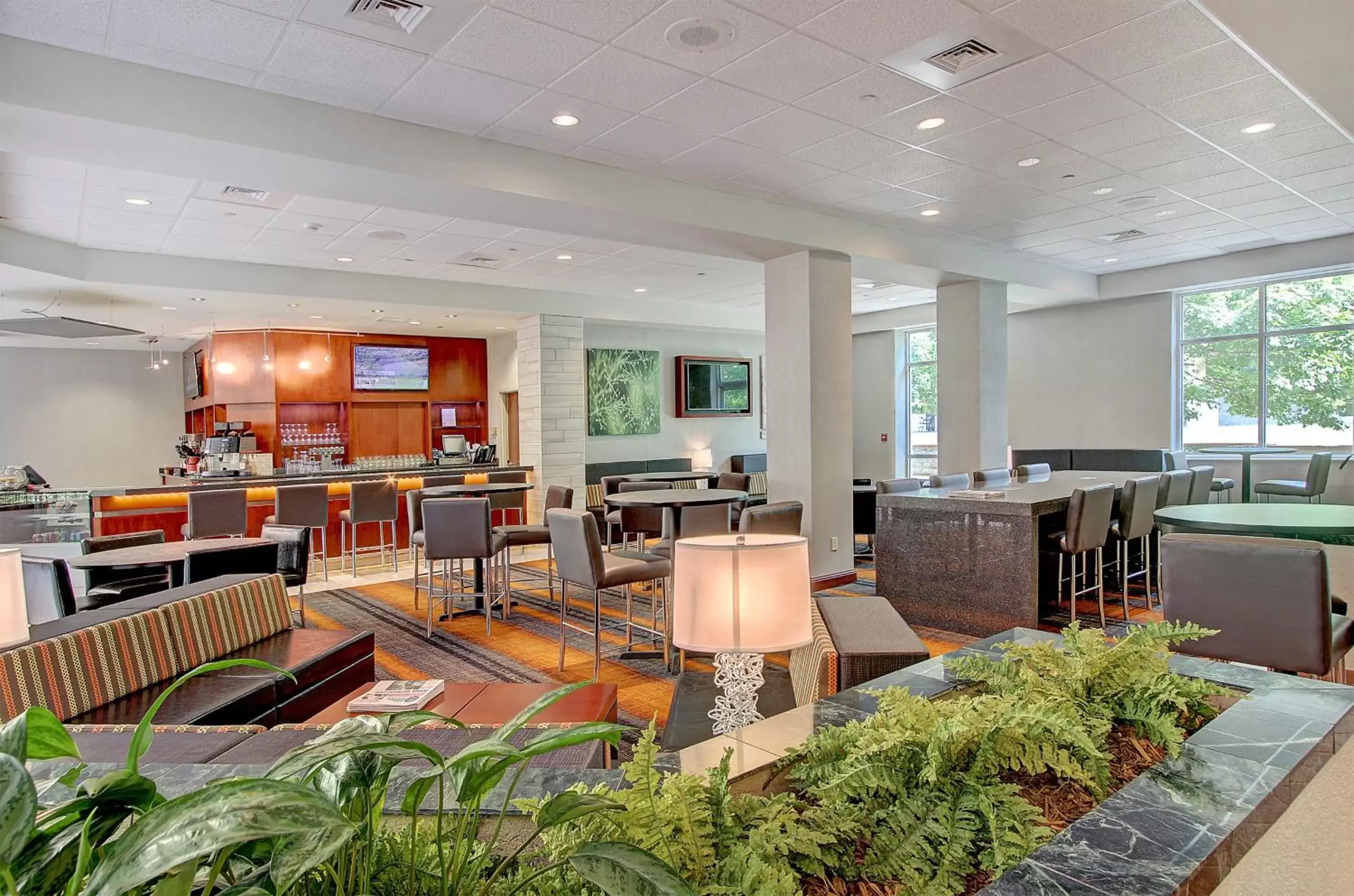 Lounge or bar, Restaurant/Places to Eat in Holiday Inn University Plaza-Bowling Green, an IHG Hotel