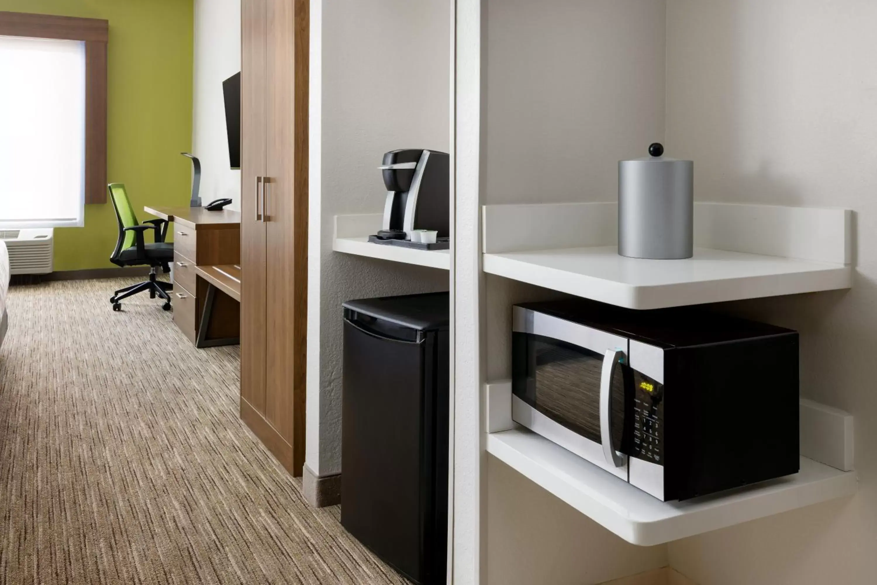 Photo of the whole room, Kitchen/Kitchenette in Holiday Inn Express & Suites Oakhurst-Yosemite Park Area, an IHG Hotel