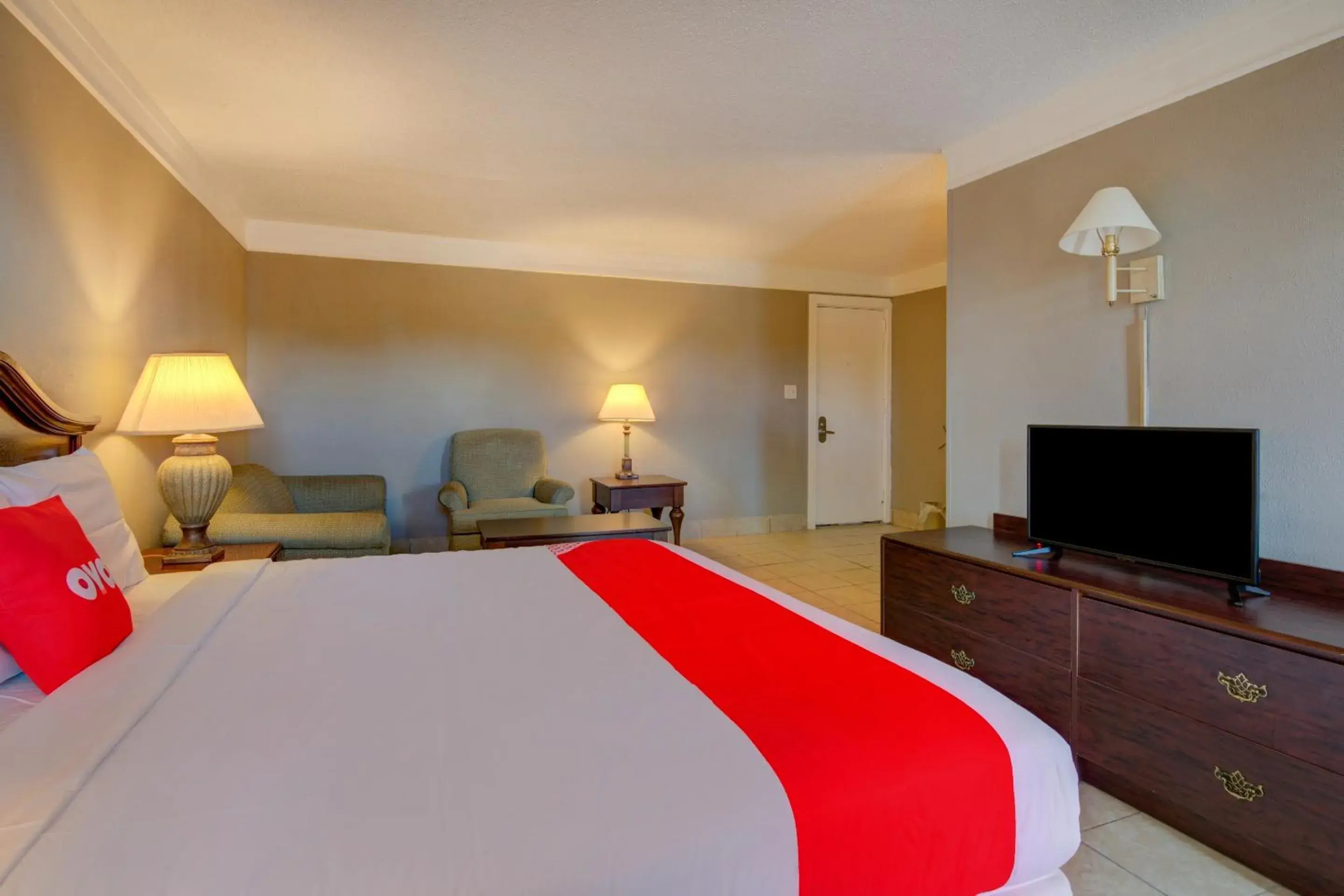 Bedroom in OYO Hotel Douglas GA US-441