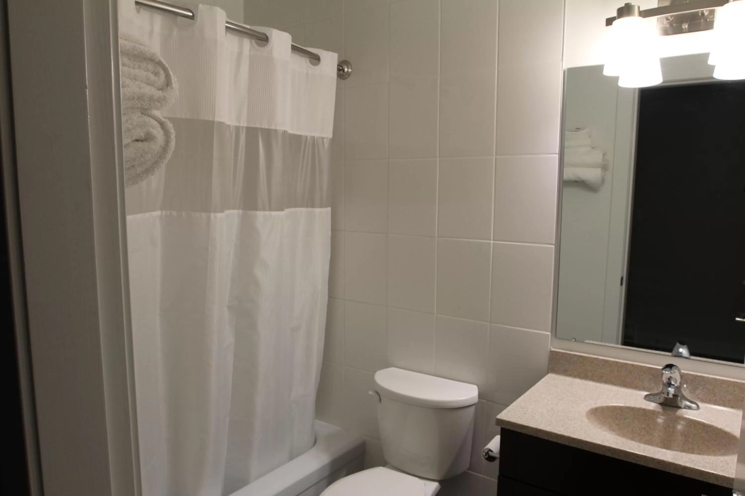 Bathroom in Northwood Plaza Hotel