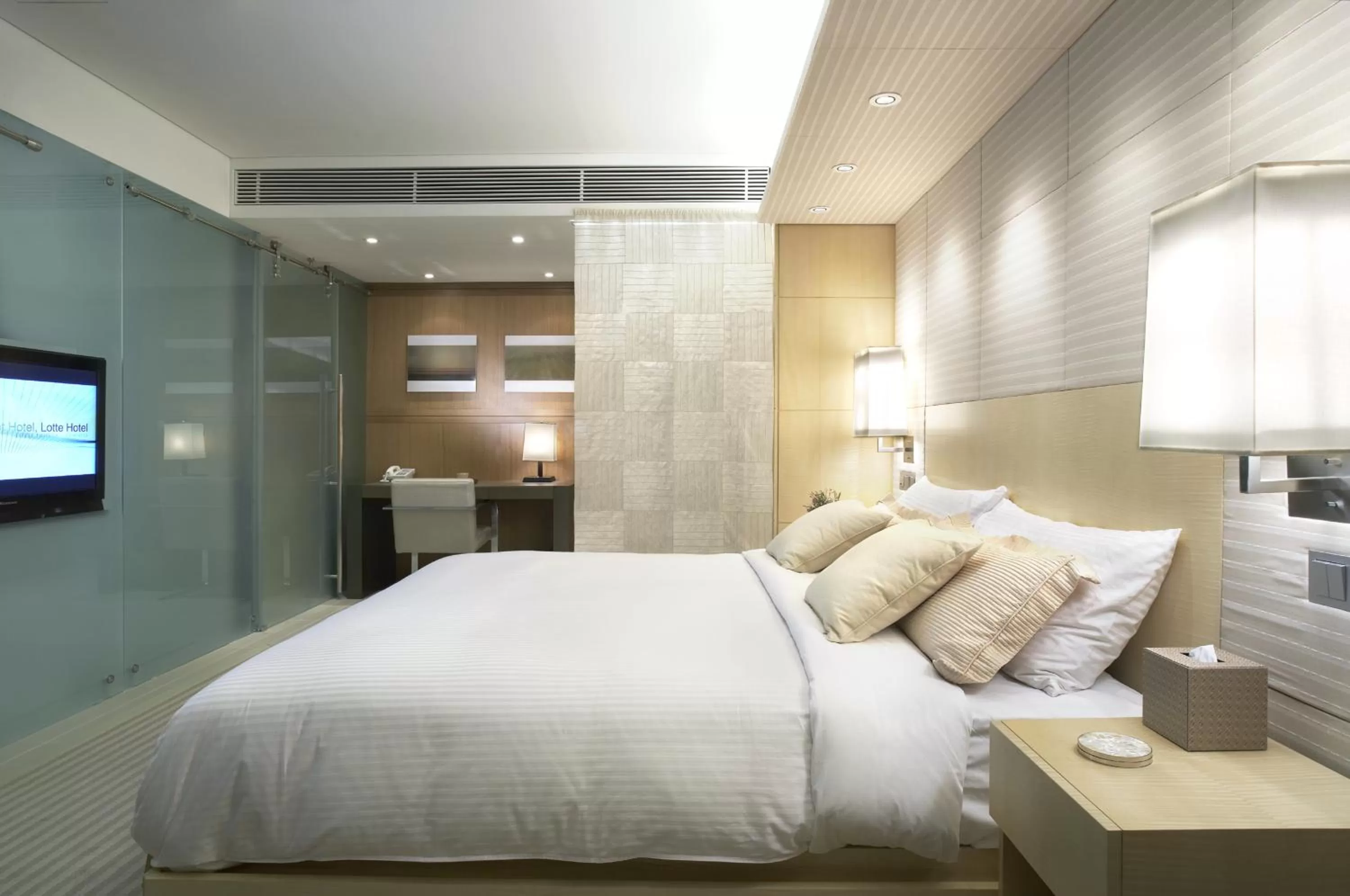 Bedroom, Bed in Lotte Hotel Seoul
