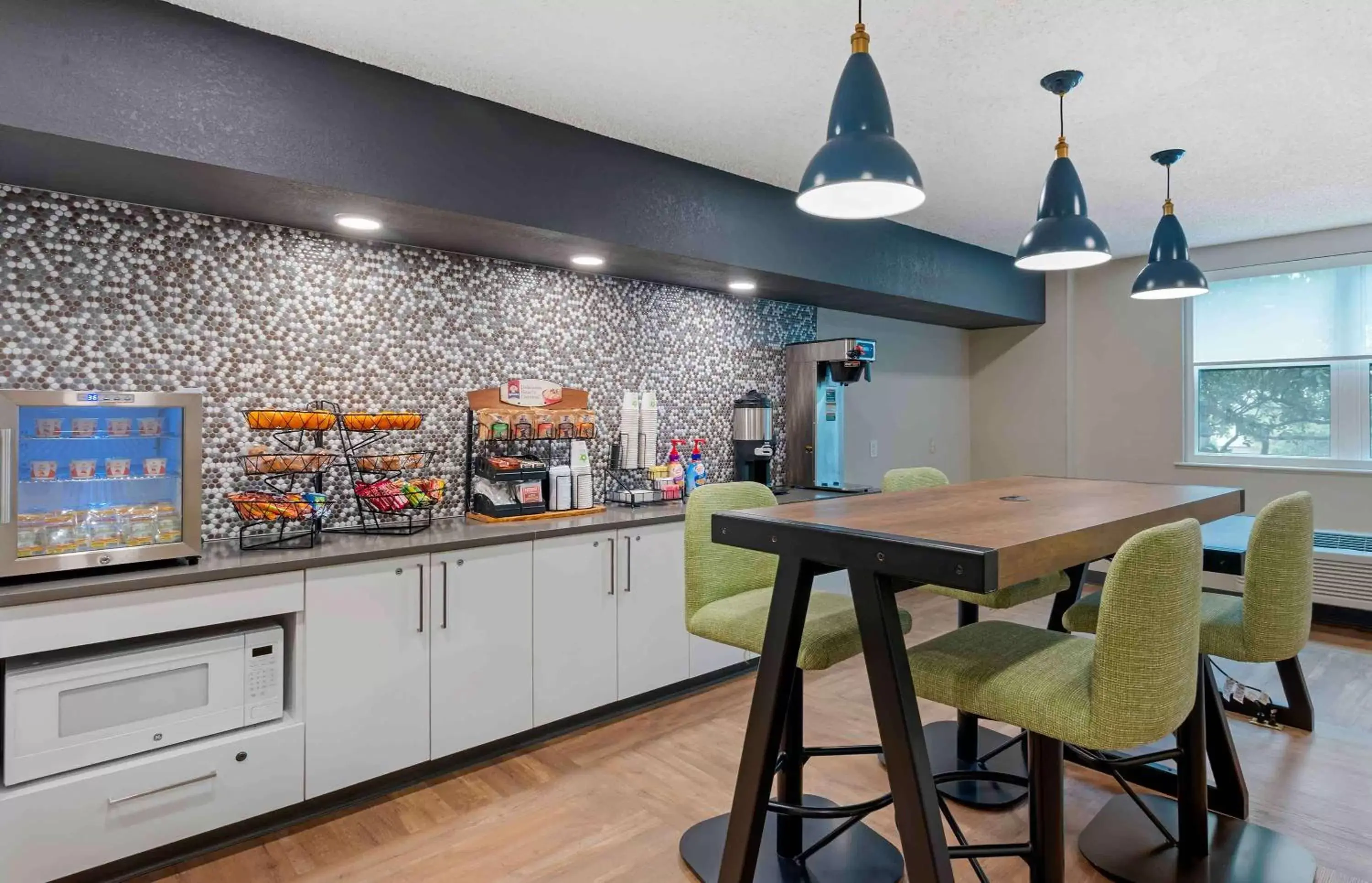 Breakfast, Kitchen/Kitchenette in Extended Stay America Premier Suites - Miami - Coral Gables