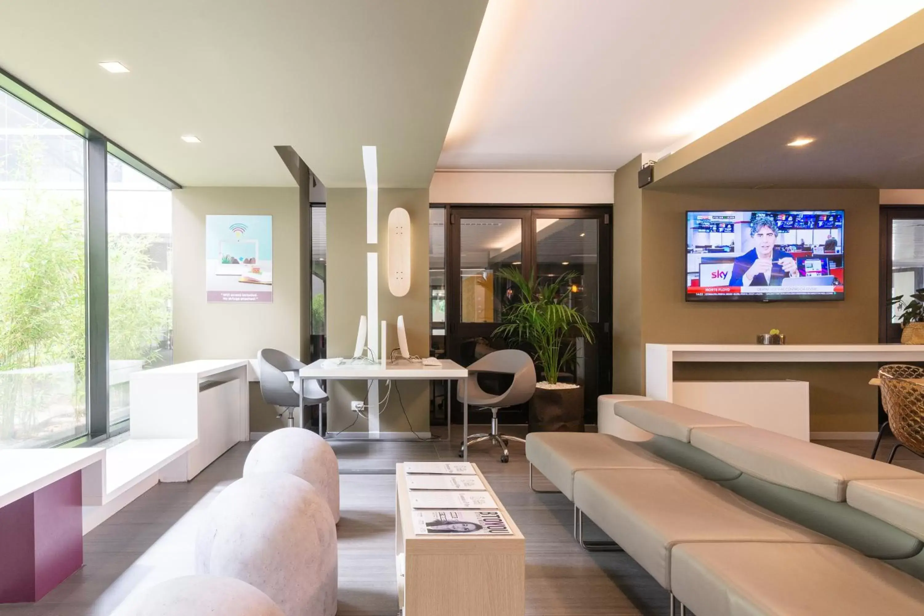 Communal lounge/ TV room, Seating Area in Mercure Milano Agrate Brianza