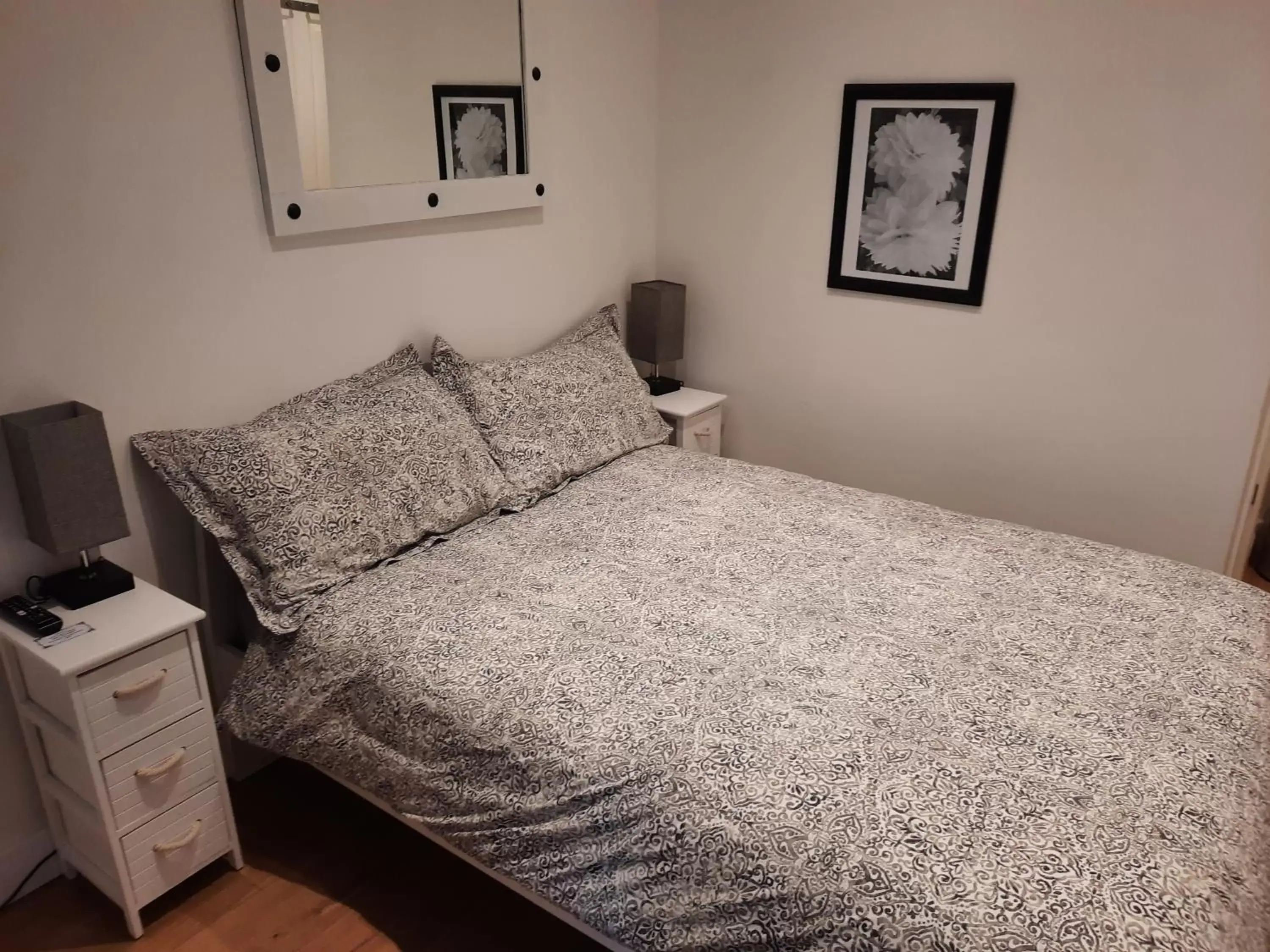 Bed in Lovely Home with full en-suite double bed rooms