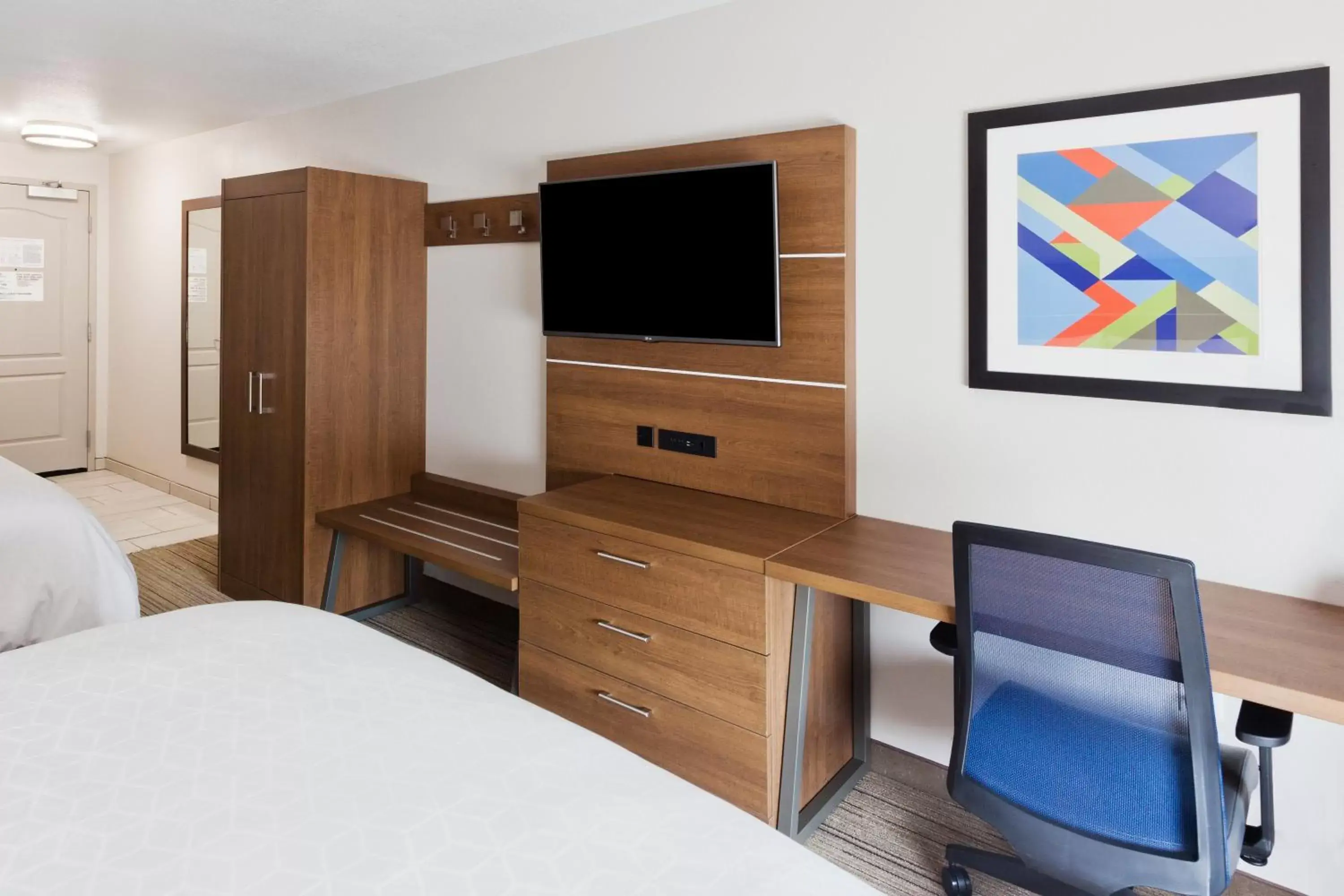 Bedroom, TV/Entertainment Center in Holiday Inn Express Rome-East, an IHG Hotel