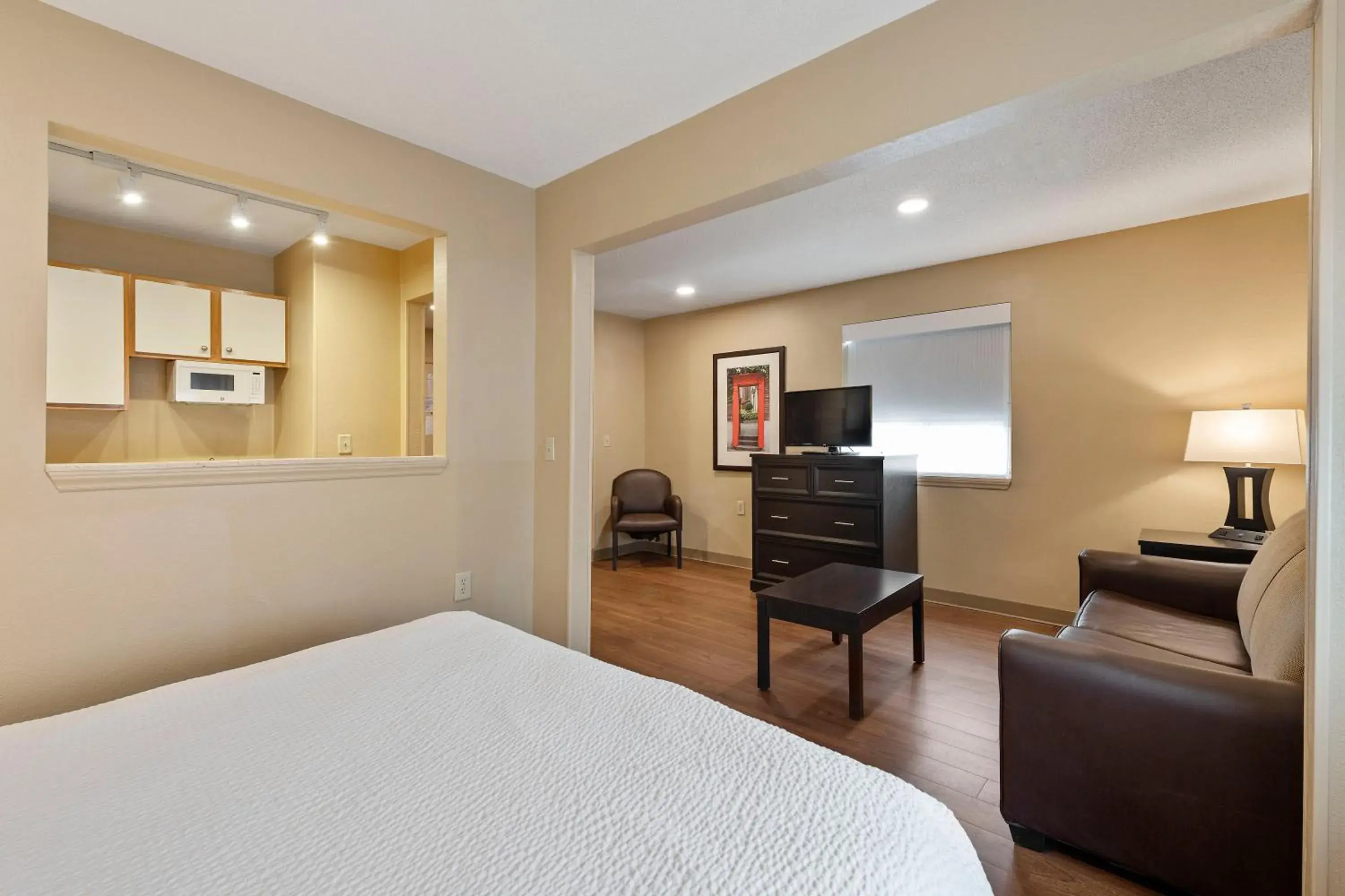 Bed, TV/Entertainment Center in Extended Stay America Select Suites - Charlotte - Tyvola Rd - Executive Park