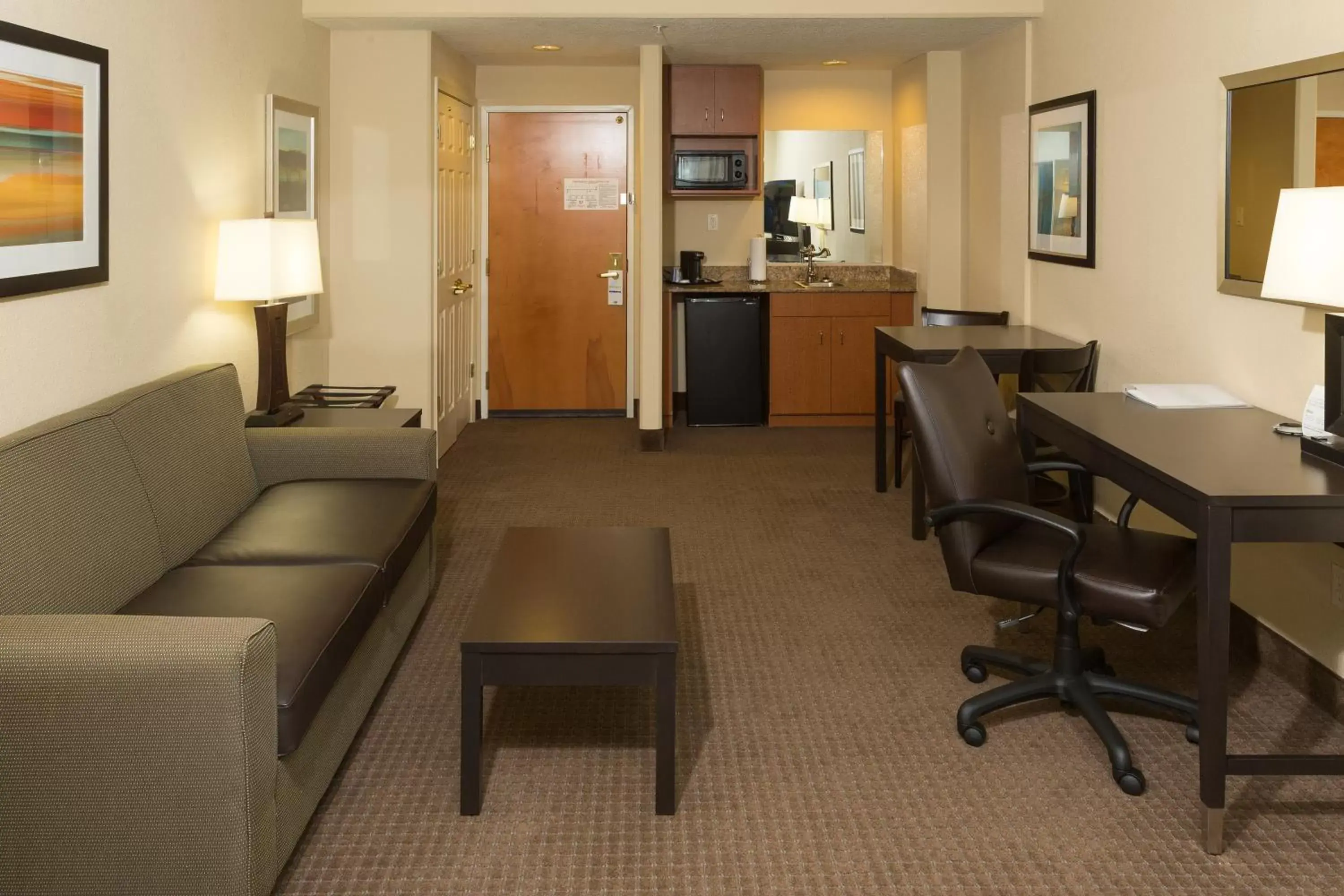 Living room in Holiday Inn Express Hotel & Suites Jacksonville Airport, an IHG Hotel