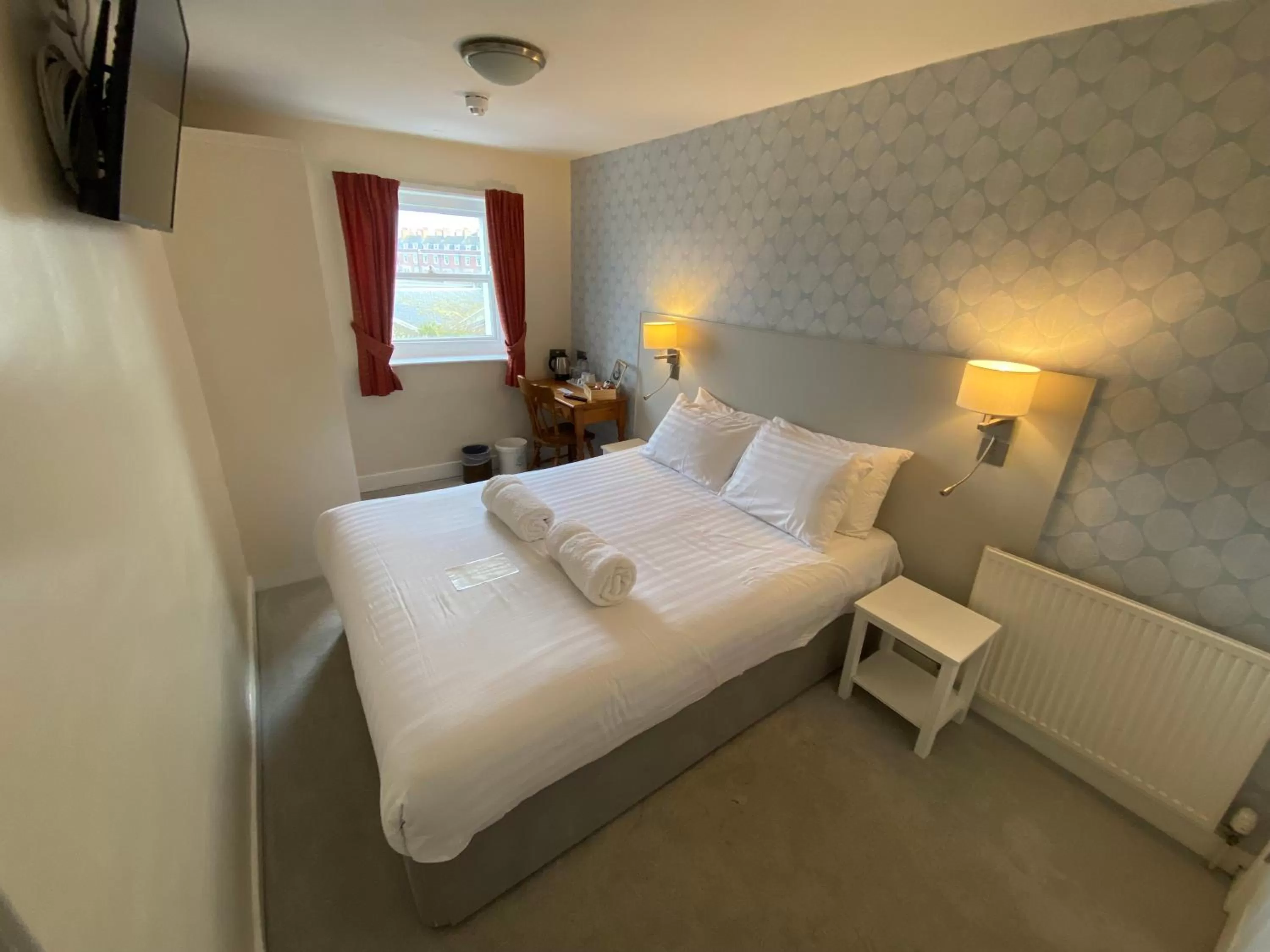 Bedroom, Bed in Alexandra Hotel