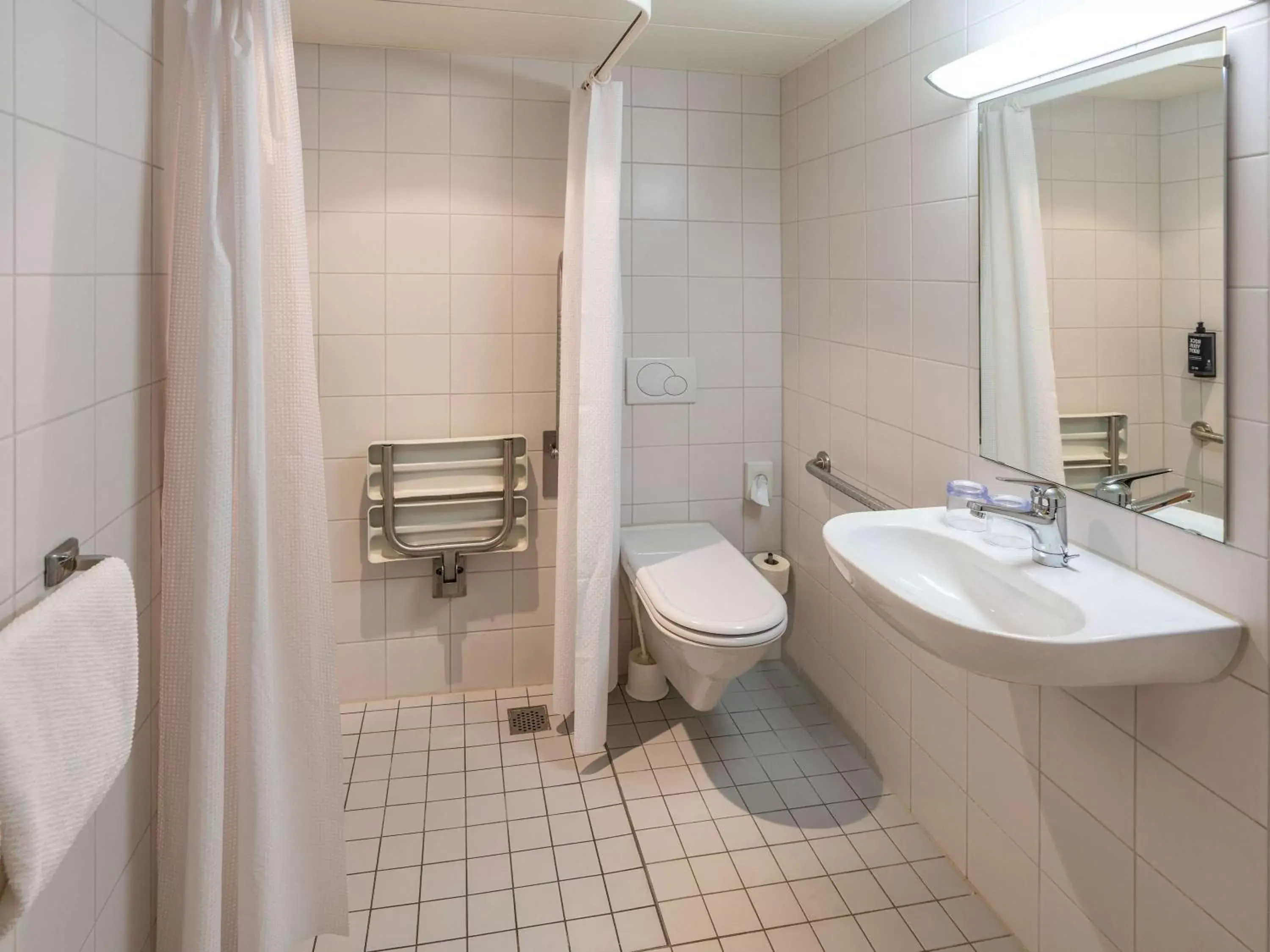Bathroom in ibis budget Winterthur