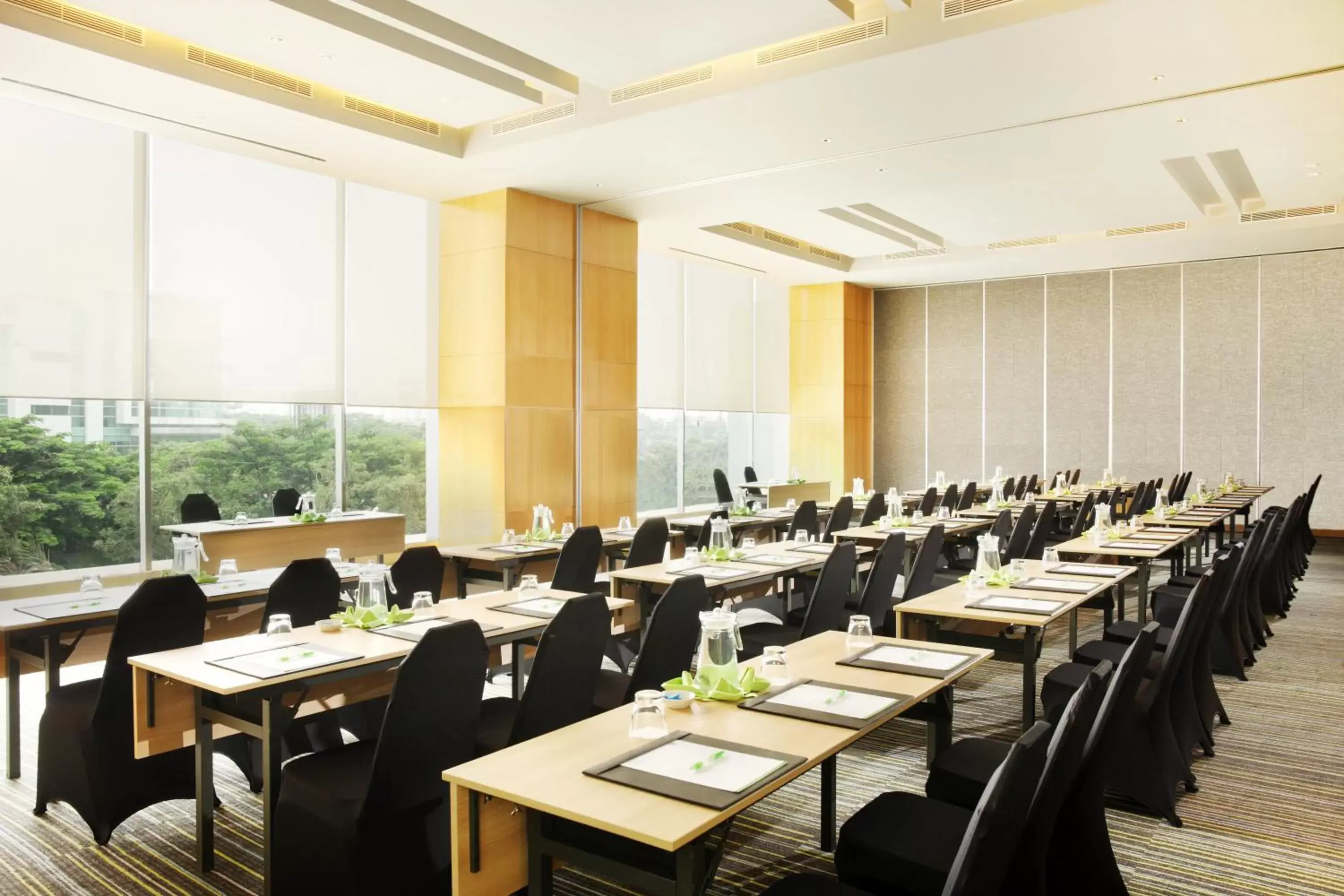 Meeting/conference room, Restaurant/Places to Eat in Holiday Inn Jakarta Kemayoran, an IHG Hotel