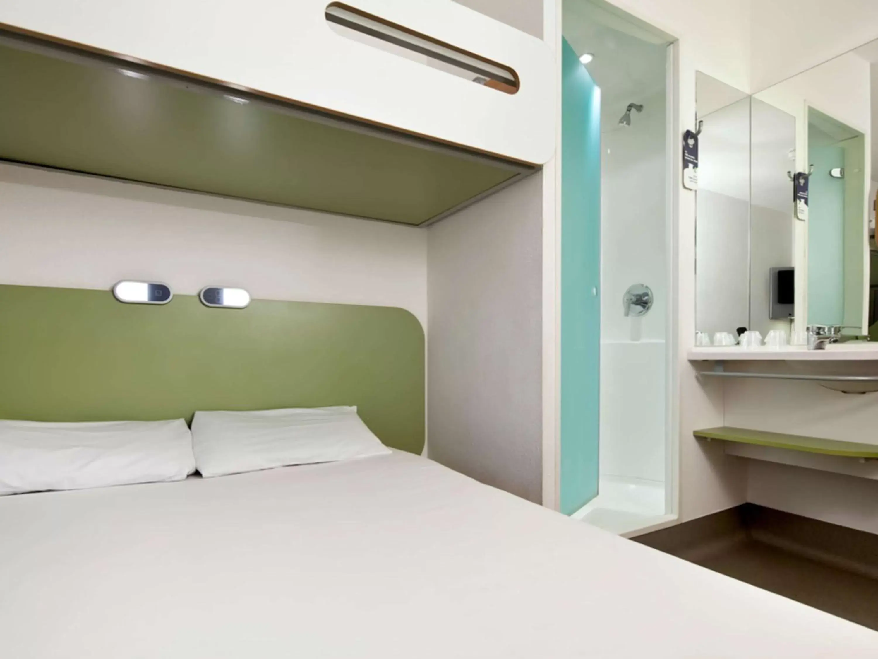 Shower, Bed in Ibis Budget Portsmouth