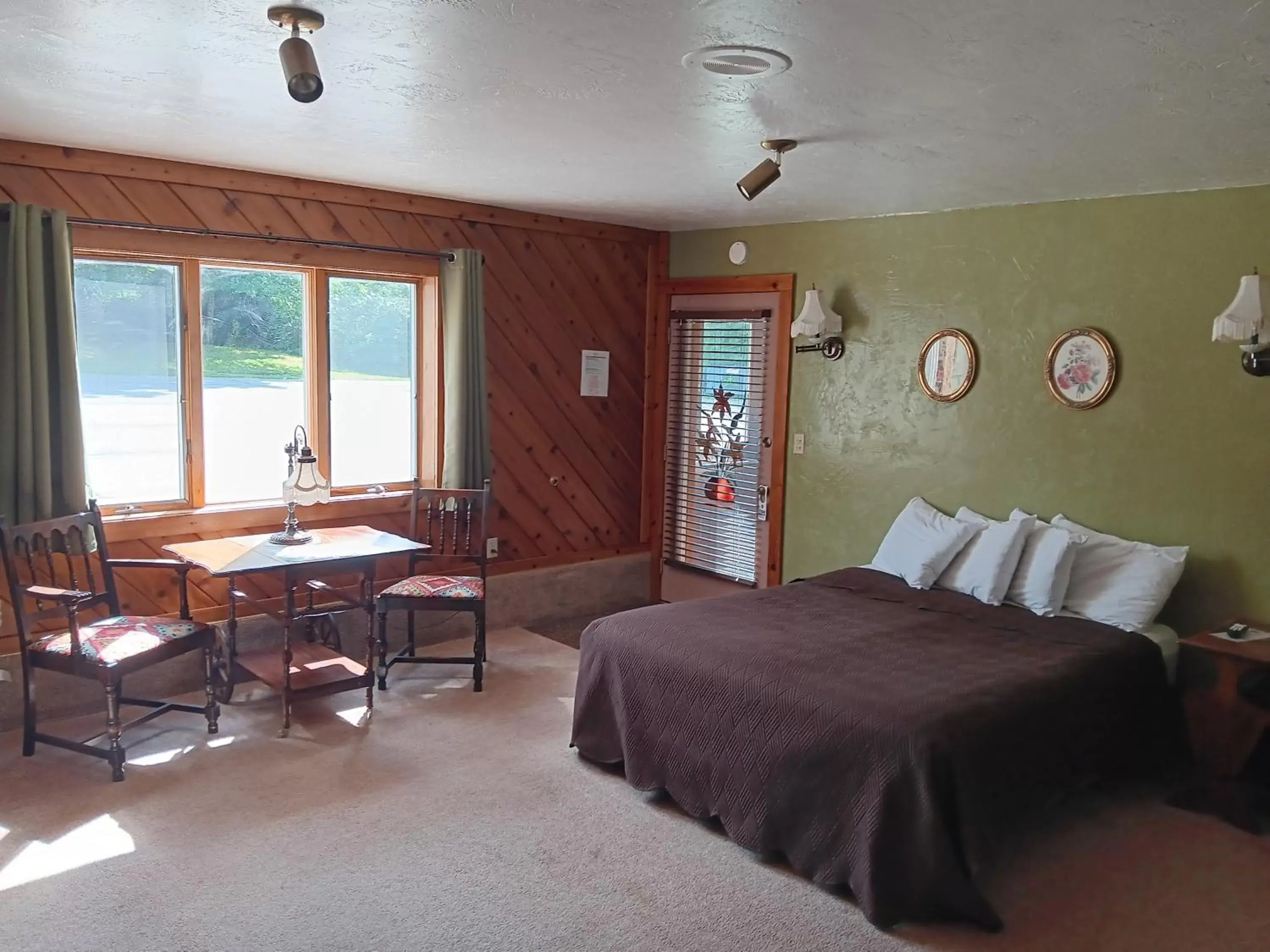 Queen Room with Spa Bath in White Birch Inn